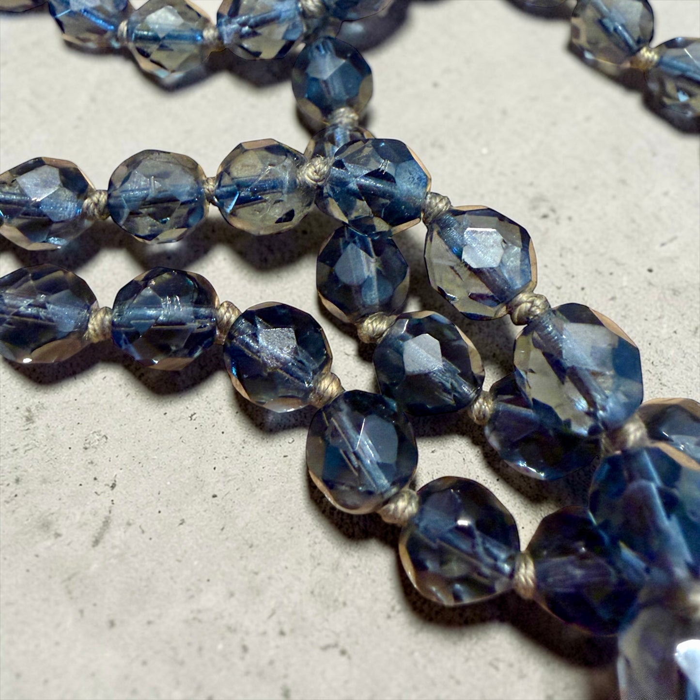 Collana lunga in perle sfaccettate smoky glass fine anni ‘40 annodata a mano