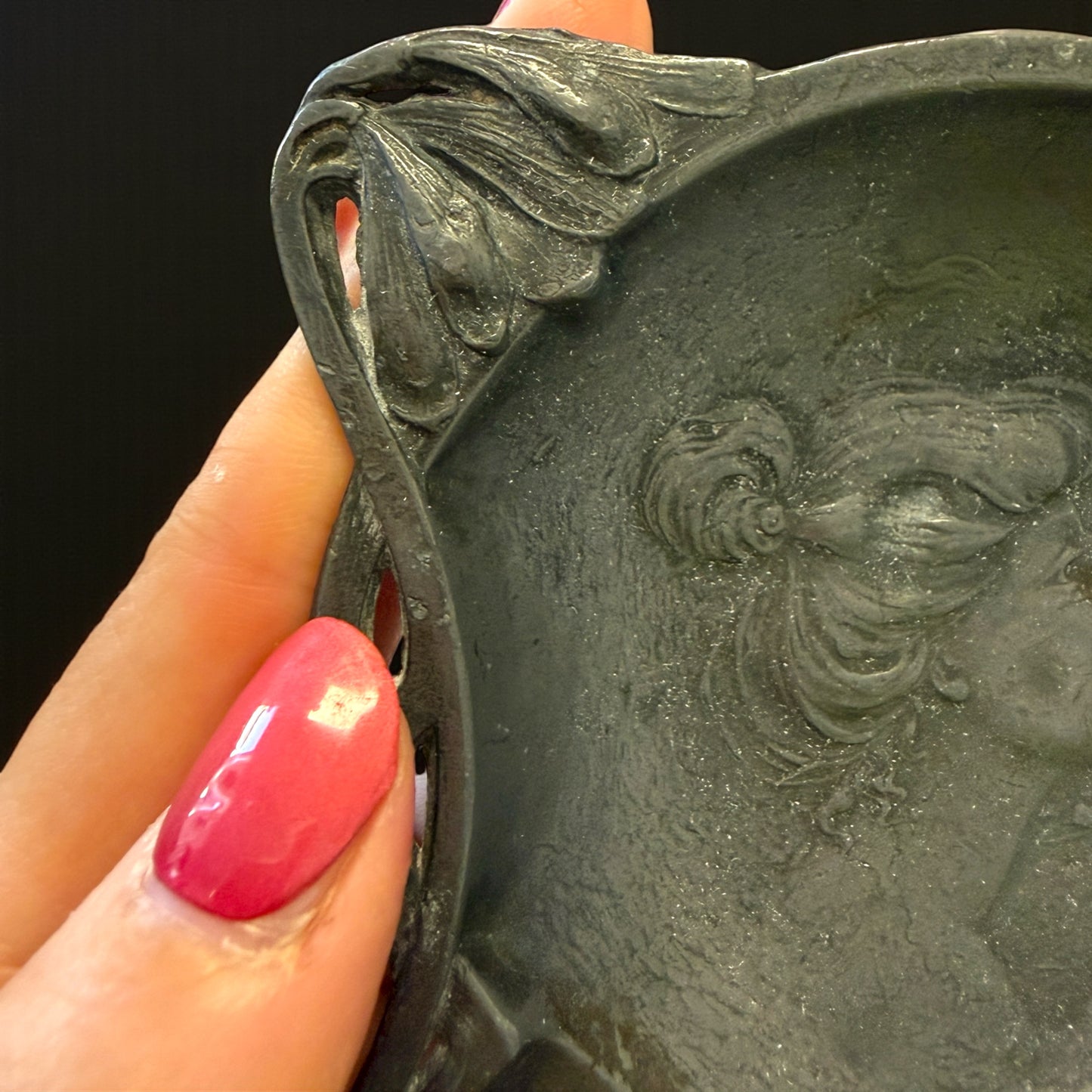 Posacenere Art Nouveau con ritratto di femme nouvelle alla Mucha, primi ‘900