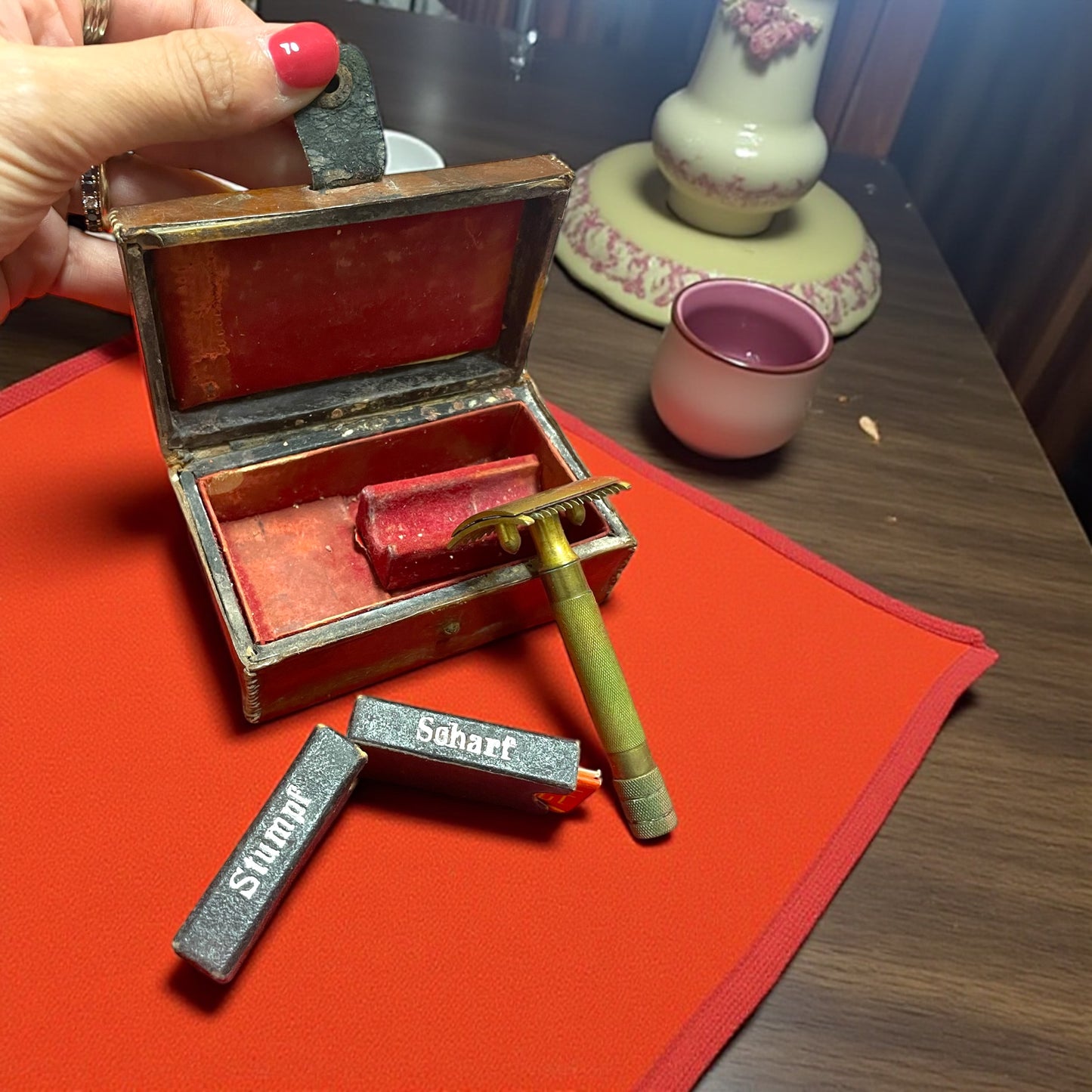 Set rasoio in ottone, porta lamette & lamette in custodia pelle anni ‘20 ca