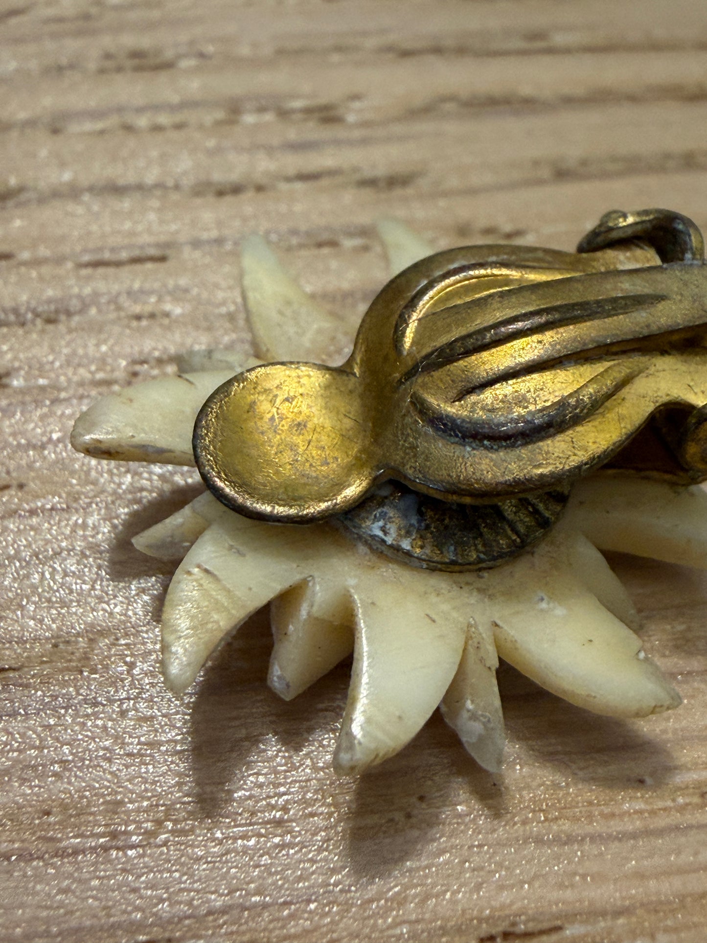 Parure spilla e orecchini clip in galalith stella alpina, 50s