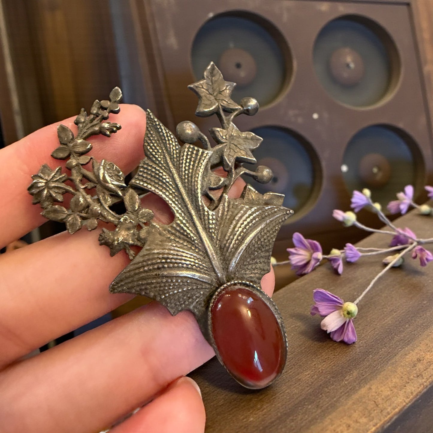 Splendida spilla in argento tardo Liberty con decorazioni fitomorfe e cuore in cornalina