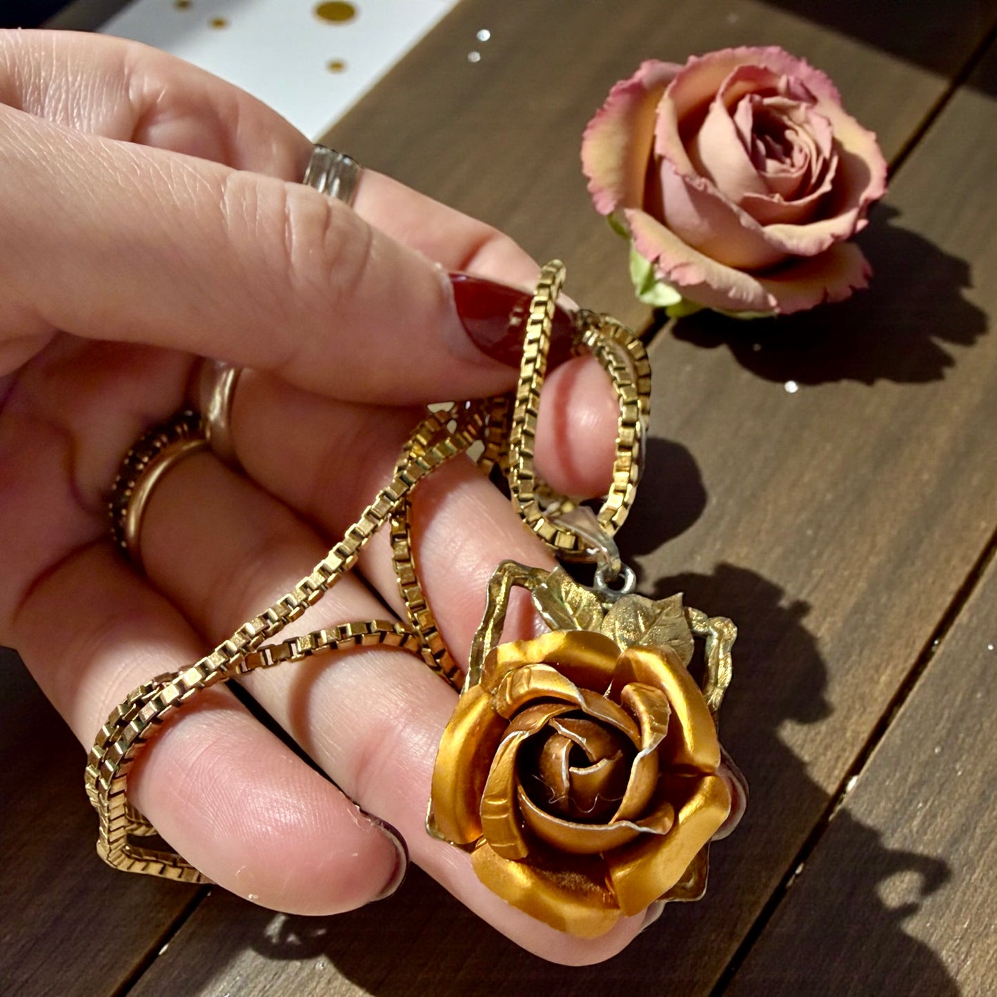 Catena veneziana placcata oro con pendente 60s rosa che sboccia, vintage boho