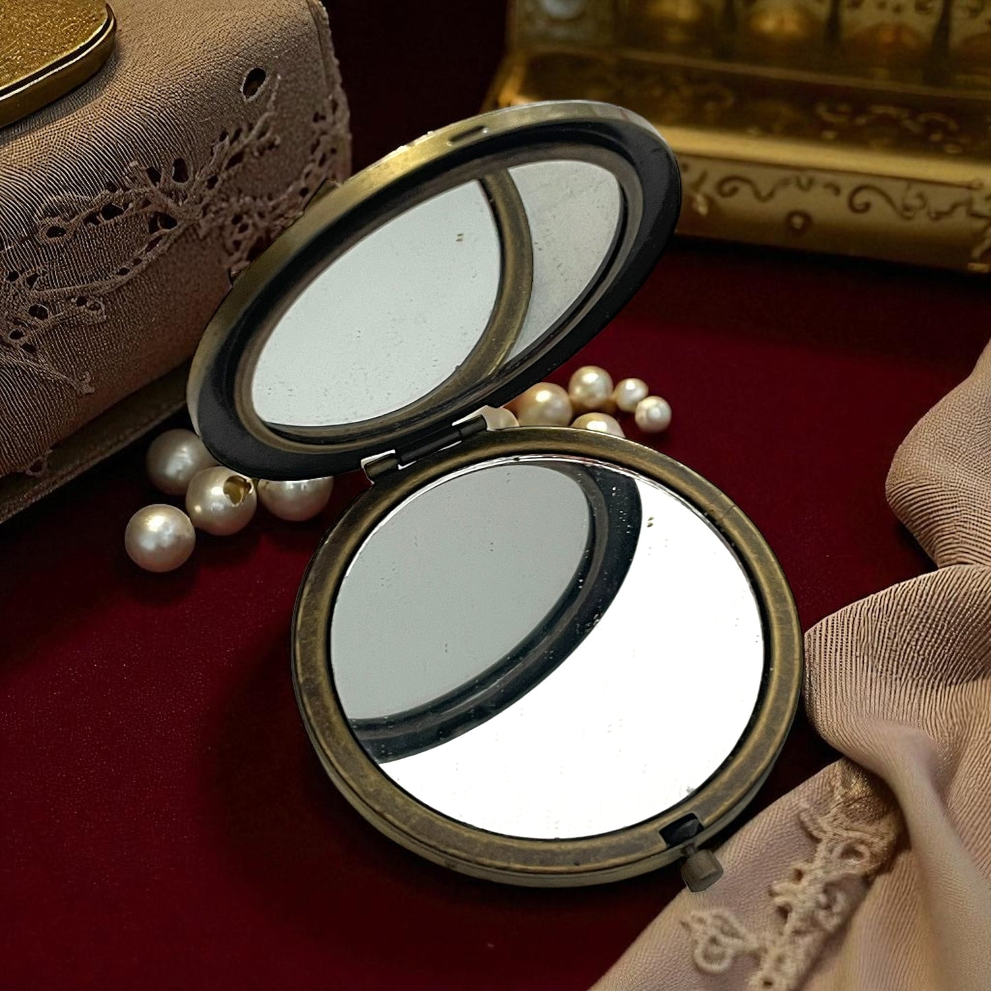 Specchietto doppio da borsetta, accessorio di lusso anni ‘50