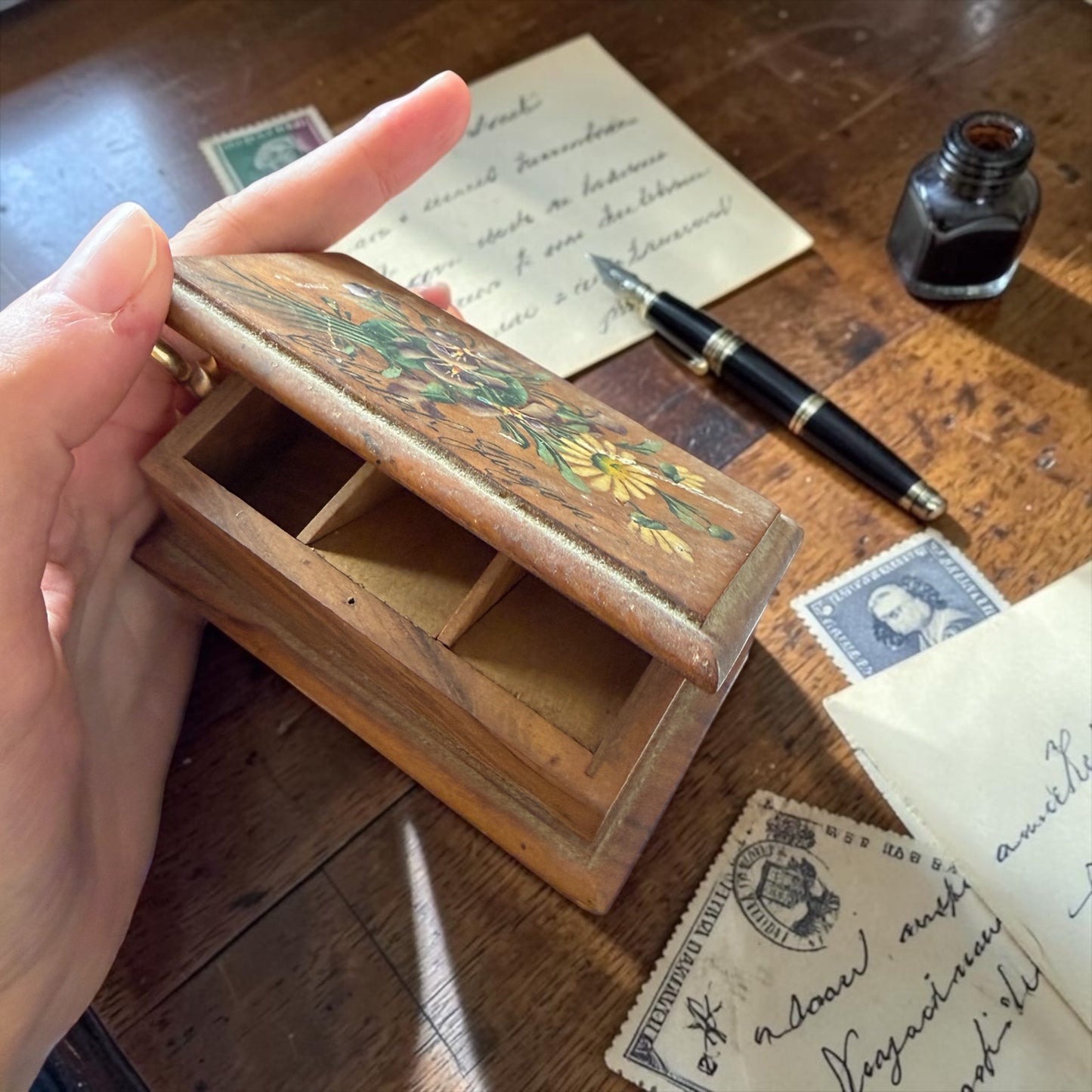 Antica scatola da scrittoio porta francobolli con bouquet di viole del pensiero e margherite