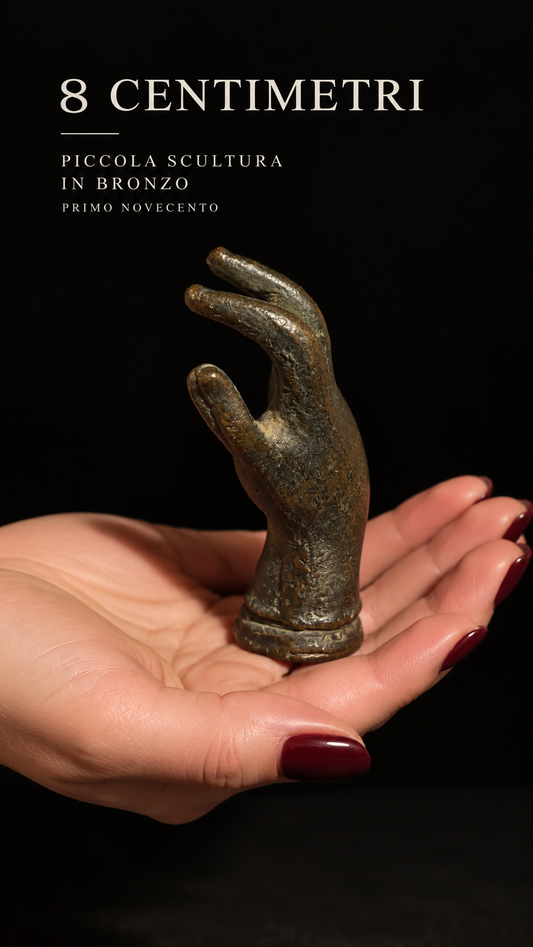 Antica piccola scultura mano di bimba in bronzo, fine ‘800 primo ‘900
