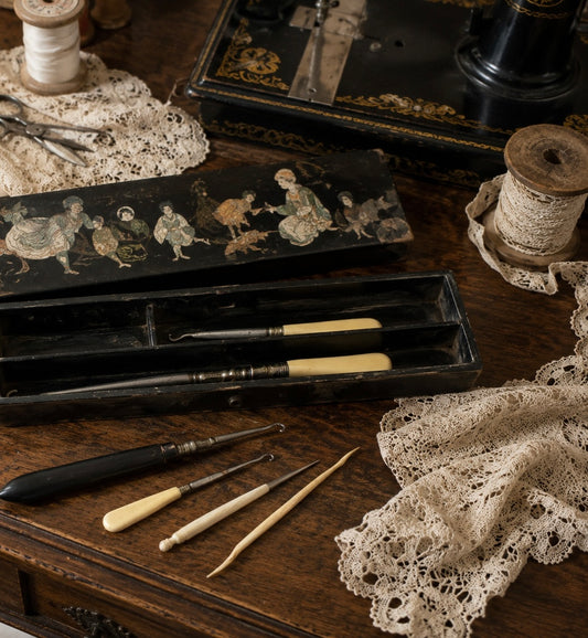 Elegante set da cucito e ricamo in antico plumier di fine 800
