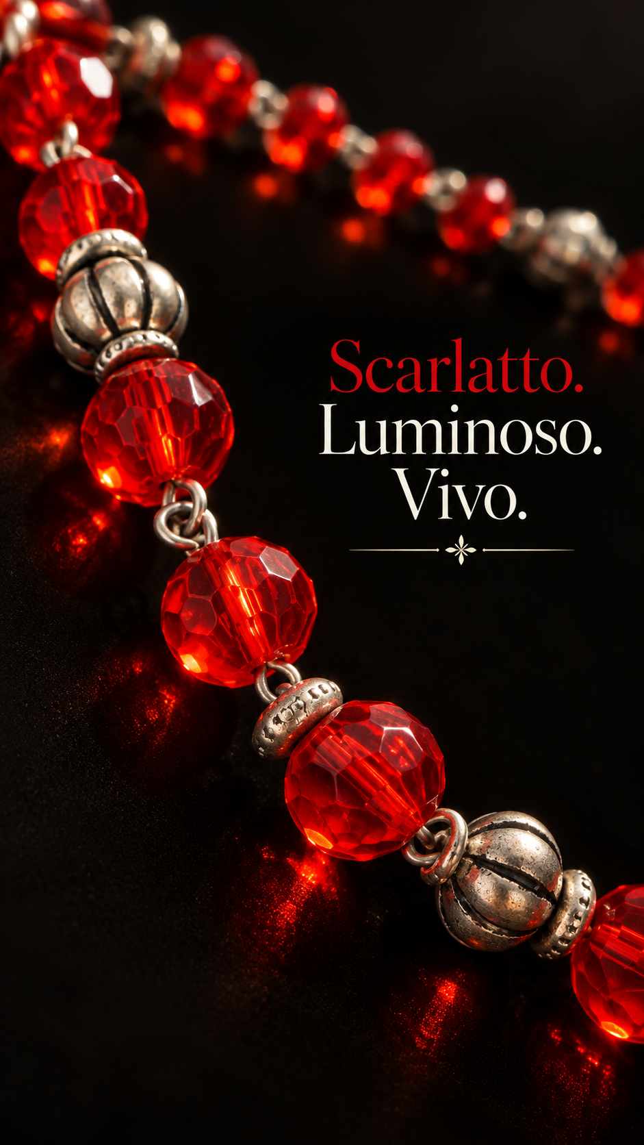 Collana vintage in perline di vetro sfaccettato rosso vivo con elementi argentati
