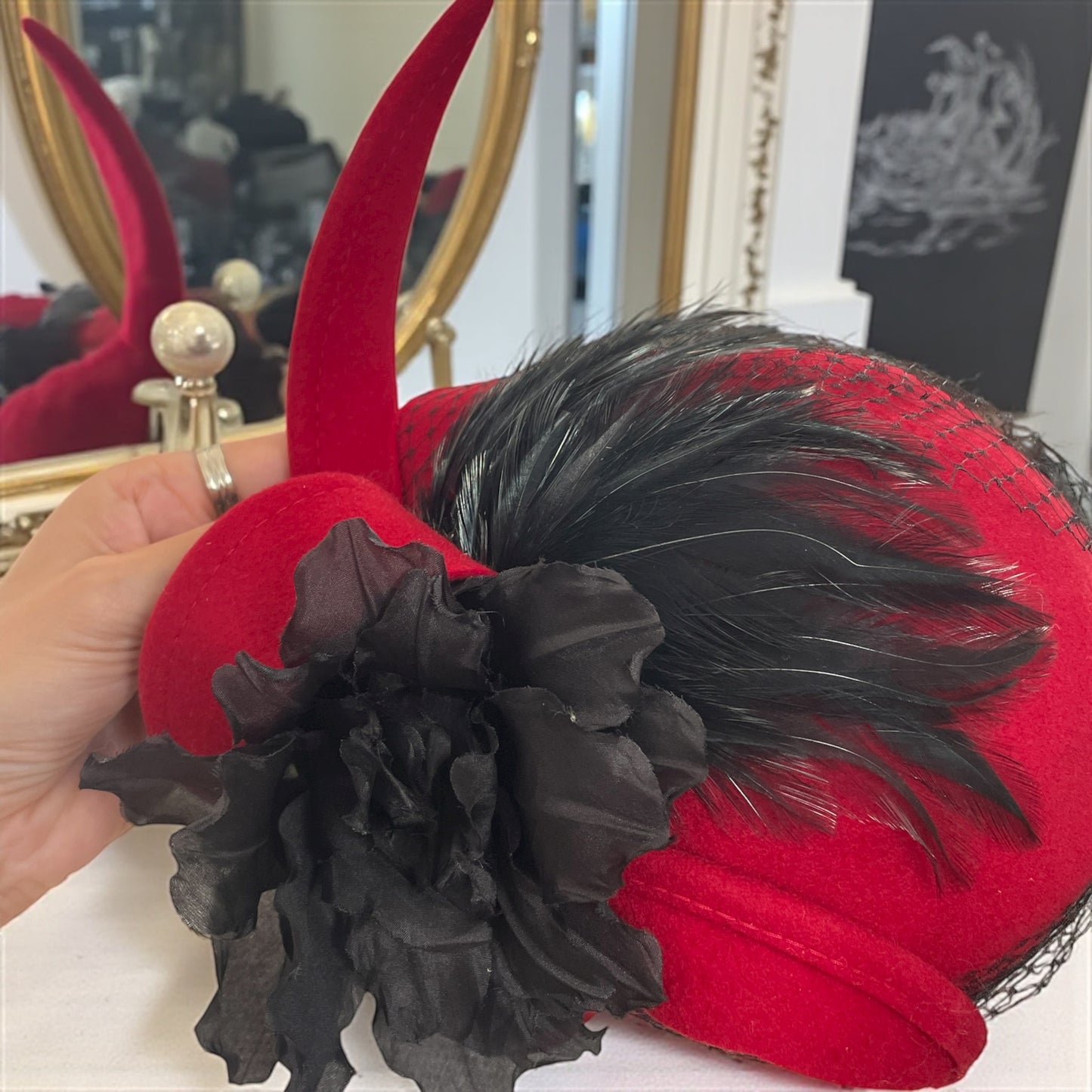 Cappellino anni ‘40 rivisitato da stilista con piume e veletta nera