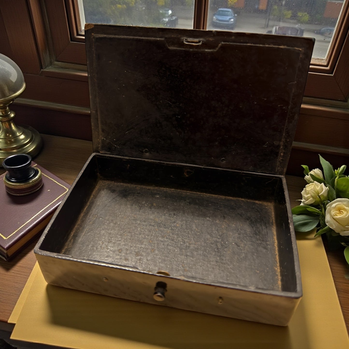 Scatola scrigno in papier mâché ca anni ‘40 con interessante scena simbolica orientalista