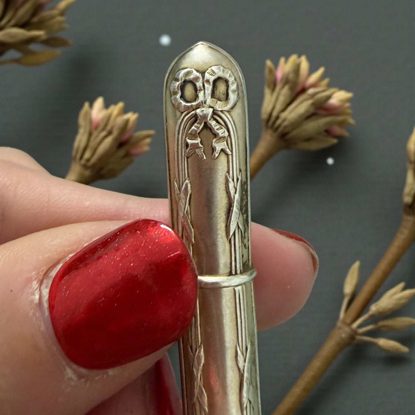 Needle case porta aghi in argento con motivi a nodo e a stelo, Art Nouveau puro