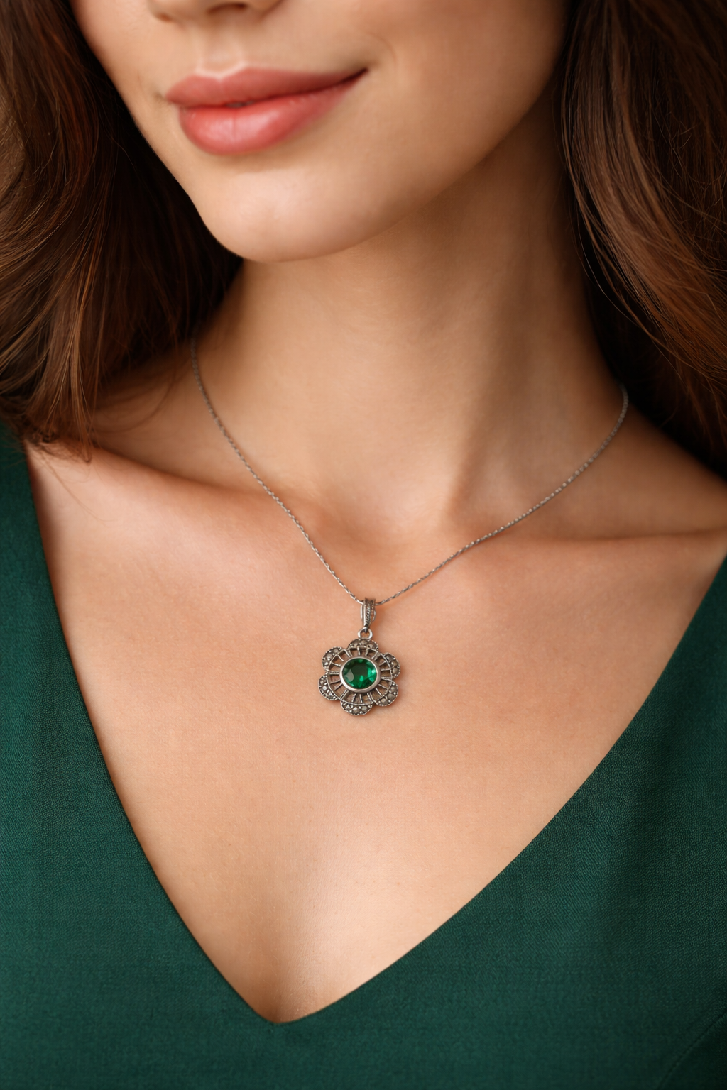 Pendente ciondolo gioiello in argento e marcasiti con cabochon verde