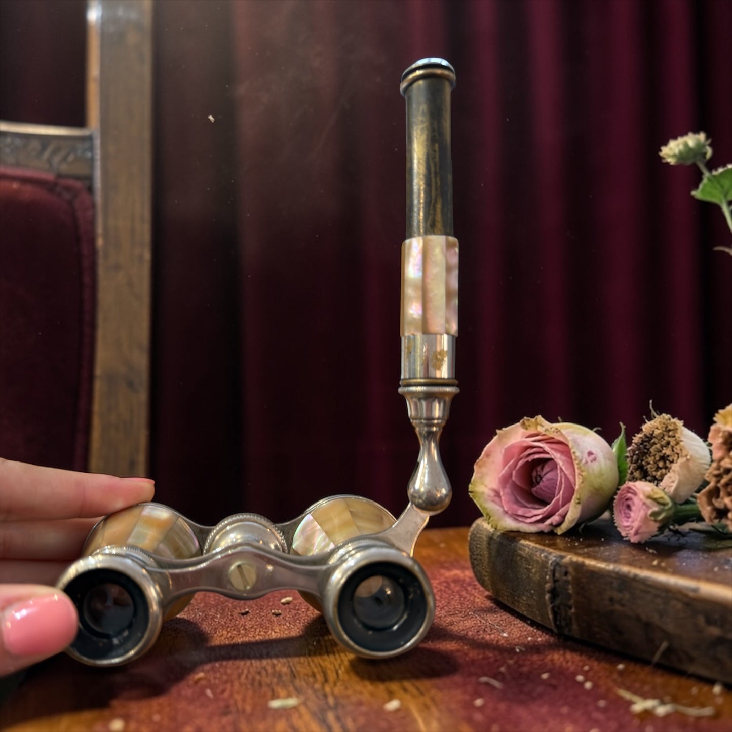 Antico binocolo opera glasses in madreperla con manico telescopico, ca 1890-1910