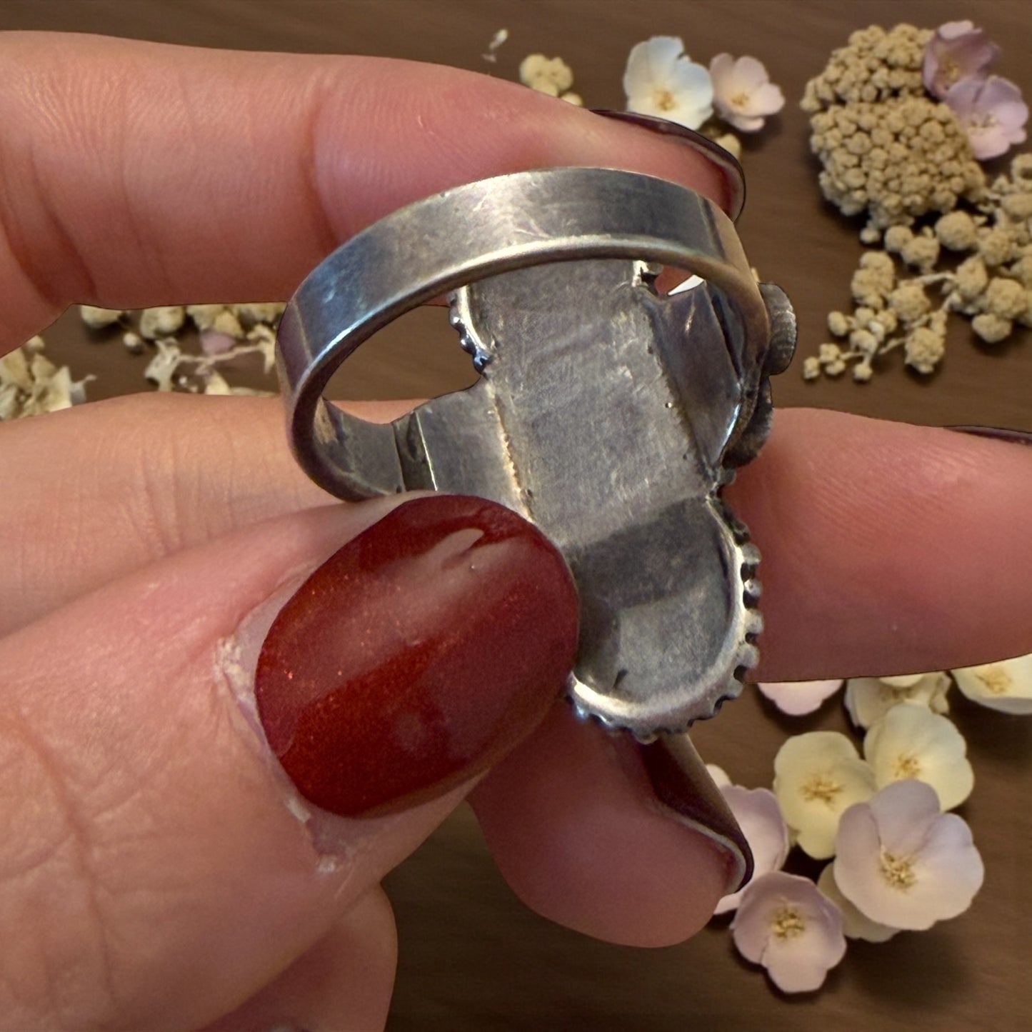 Anello in argento e corallo, artigianato mediterraneo prezioso anni ‘70