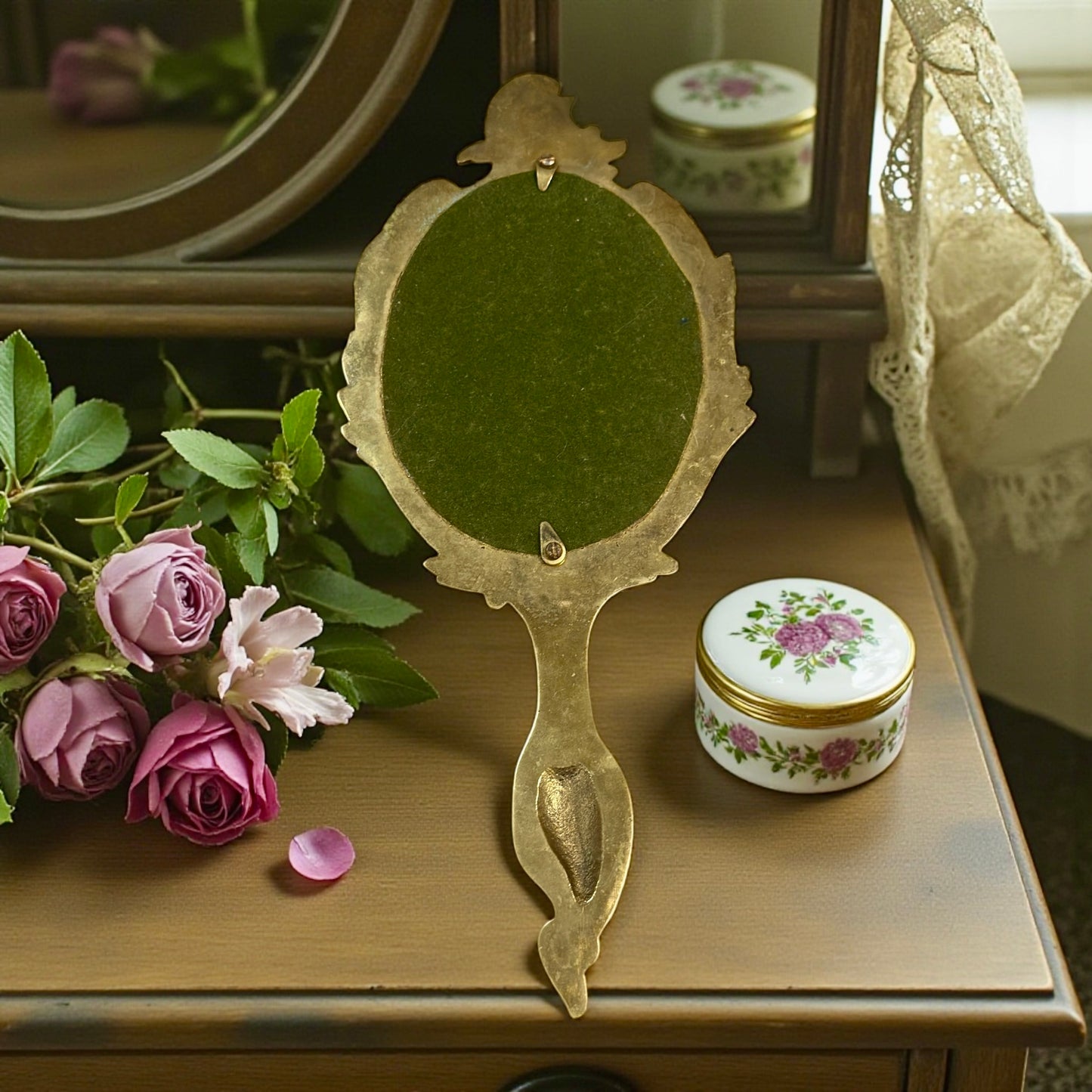 Specchio da camera liberty in ottone pieno, anni ‘20 ca