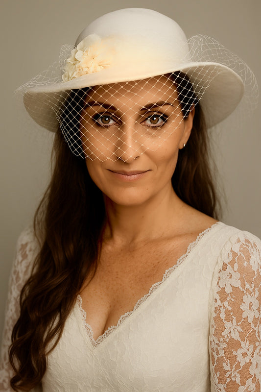 Cappello vintage da sposa sartoriale con fiori in tessuto
