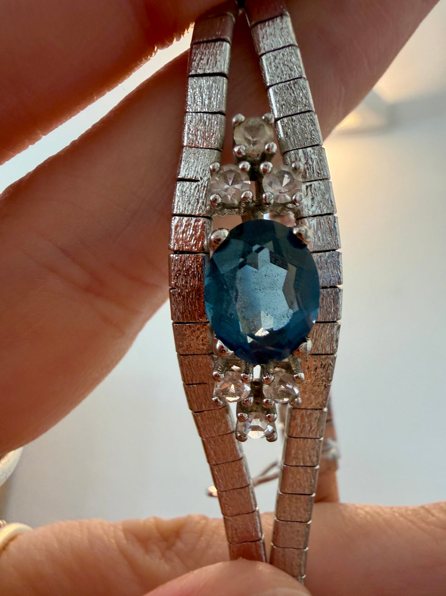 Bracciale argento anni ‘60 maglia semi rigidida con centrale azzurro profondo e zirconi