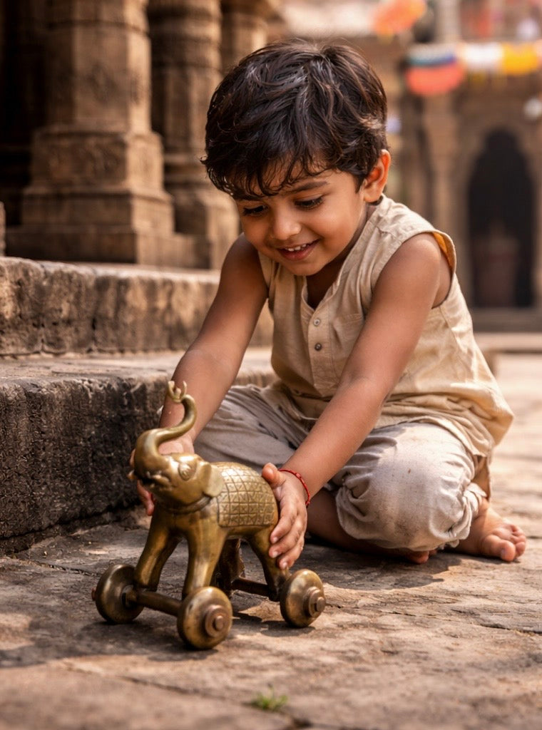 Temple toy in ottone pieno a guisa di elefante su ruote con la proboscide alzata