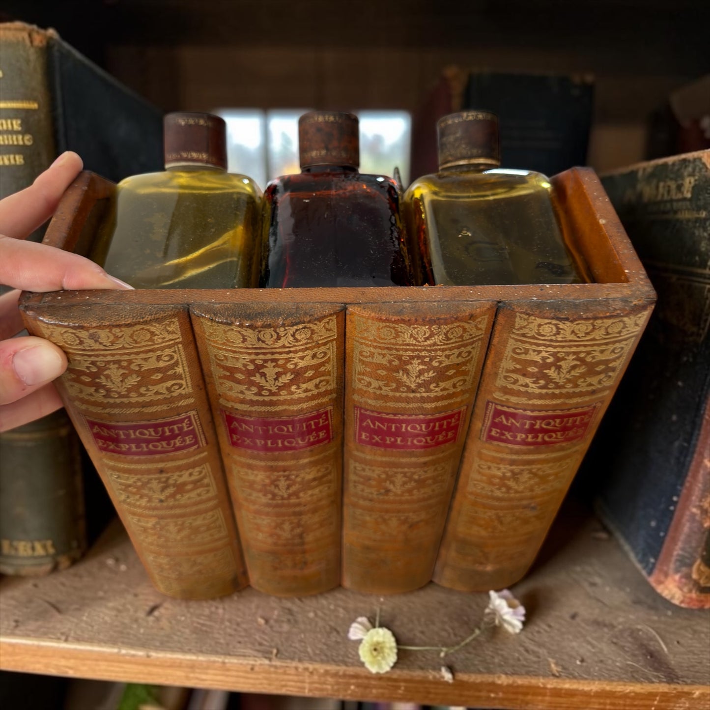 Tantalus anni ‘40, nascondiglio porta liquori a guisa di libri antichi