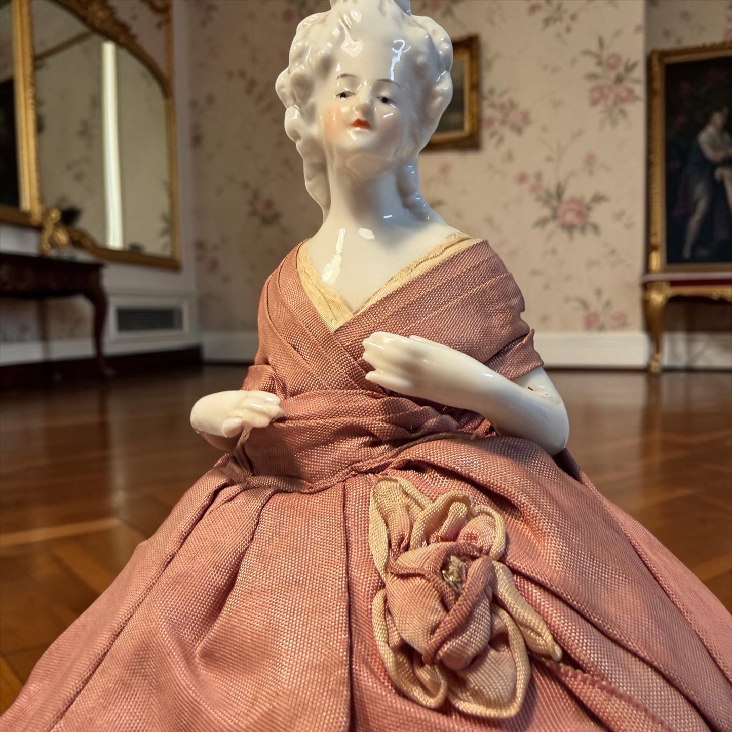 Tea cosy Half doll, bambola copri teiera antica in porcellana e raso