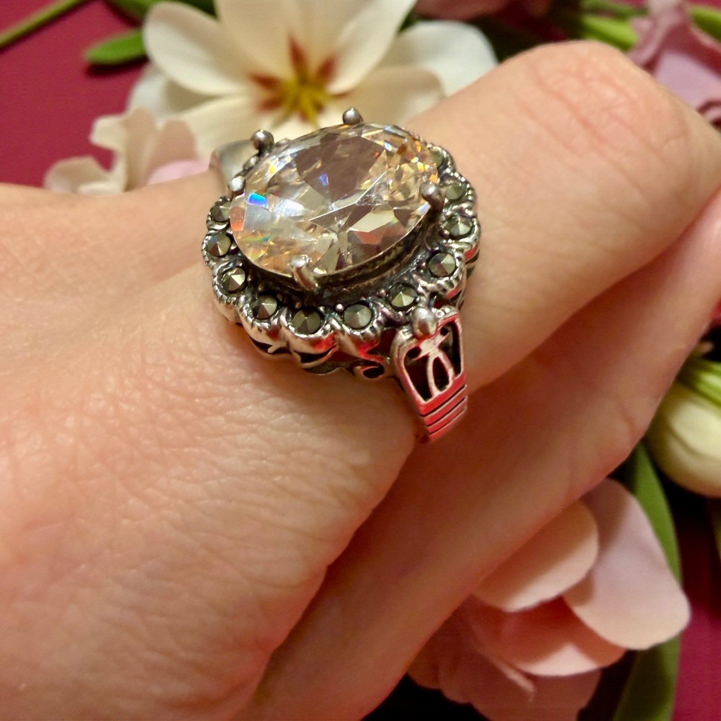 Prezioso anello anni 60, revival Victoria age argento marcasiti e zircone dorato