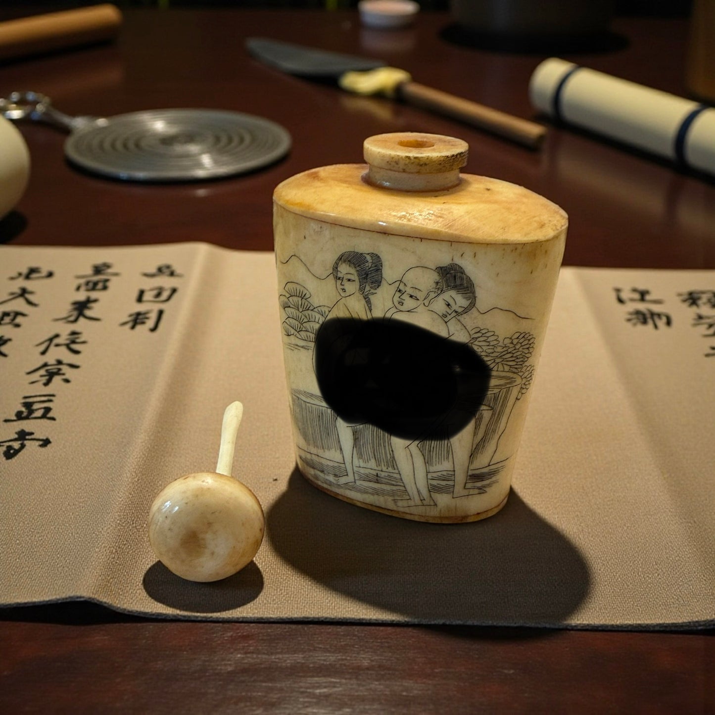 Snuff bottle in osso decorata su entrambi i lati con scene erotiche, Cina, metà ‘900 completa di cucchiaino