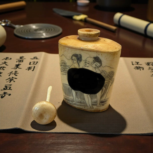 Snuff bottle in osso decorata su entrambi i lati con scene erotiche, Cina, metà ‘900 completa di cucchiaino