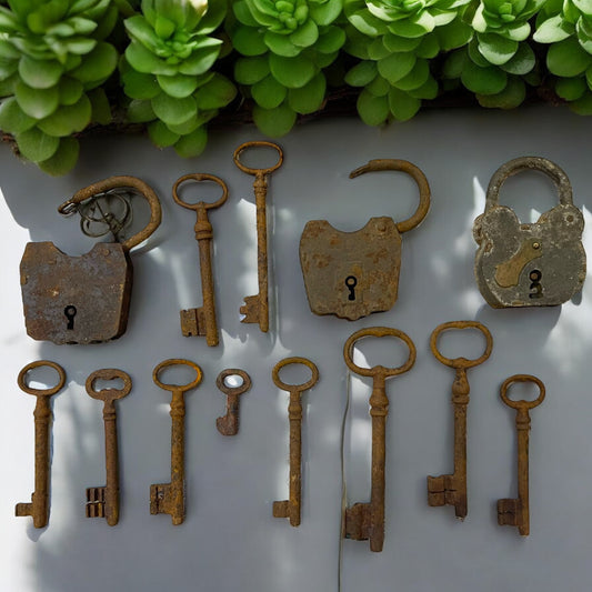 Lotto di 3 antichi lucchetti e 10 antiche chiavi