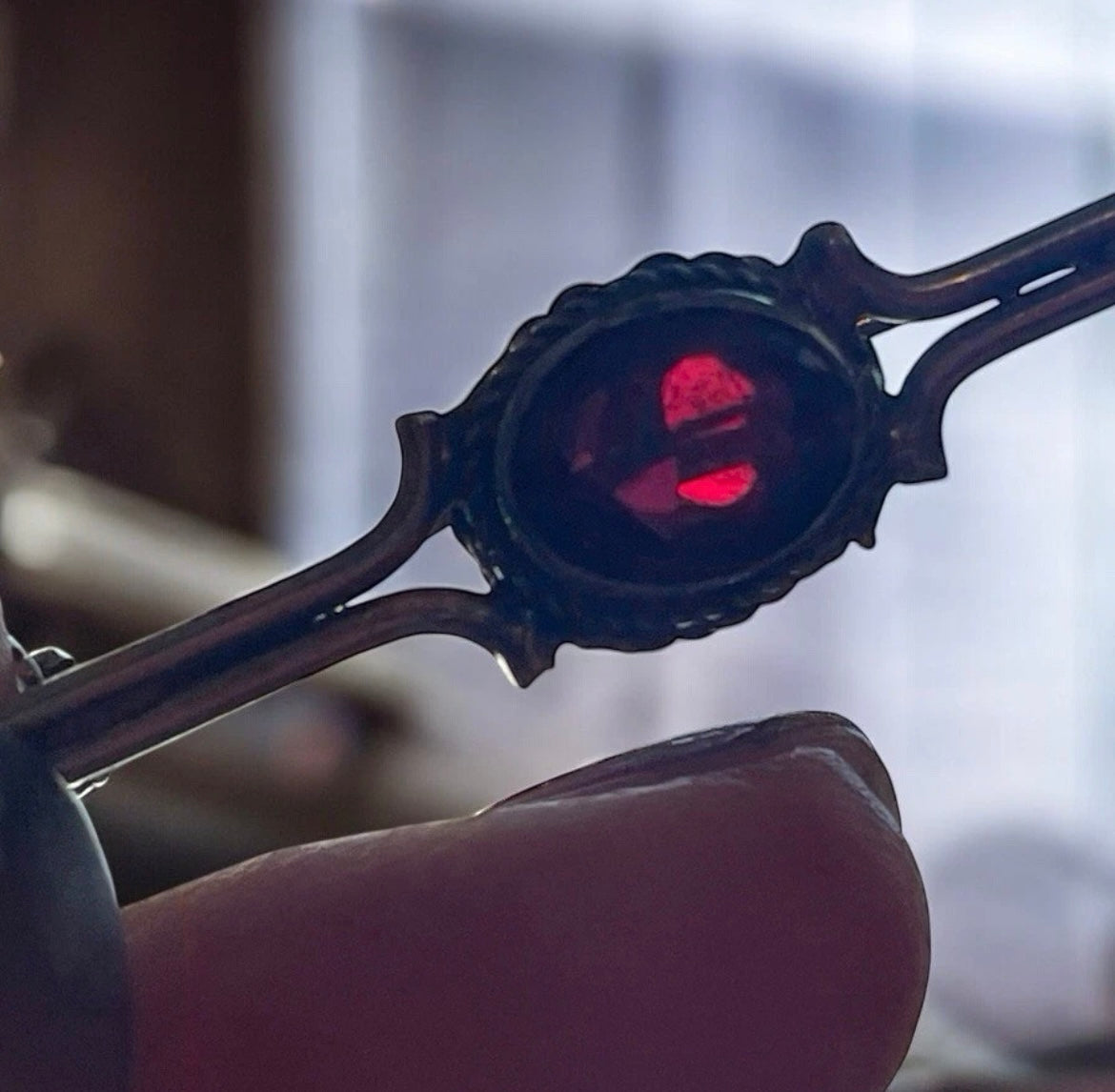 Spilla in argento con granato ed inclusione naturale, ca fine anni ‘40