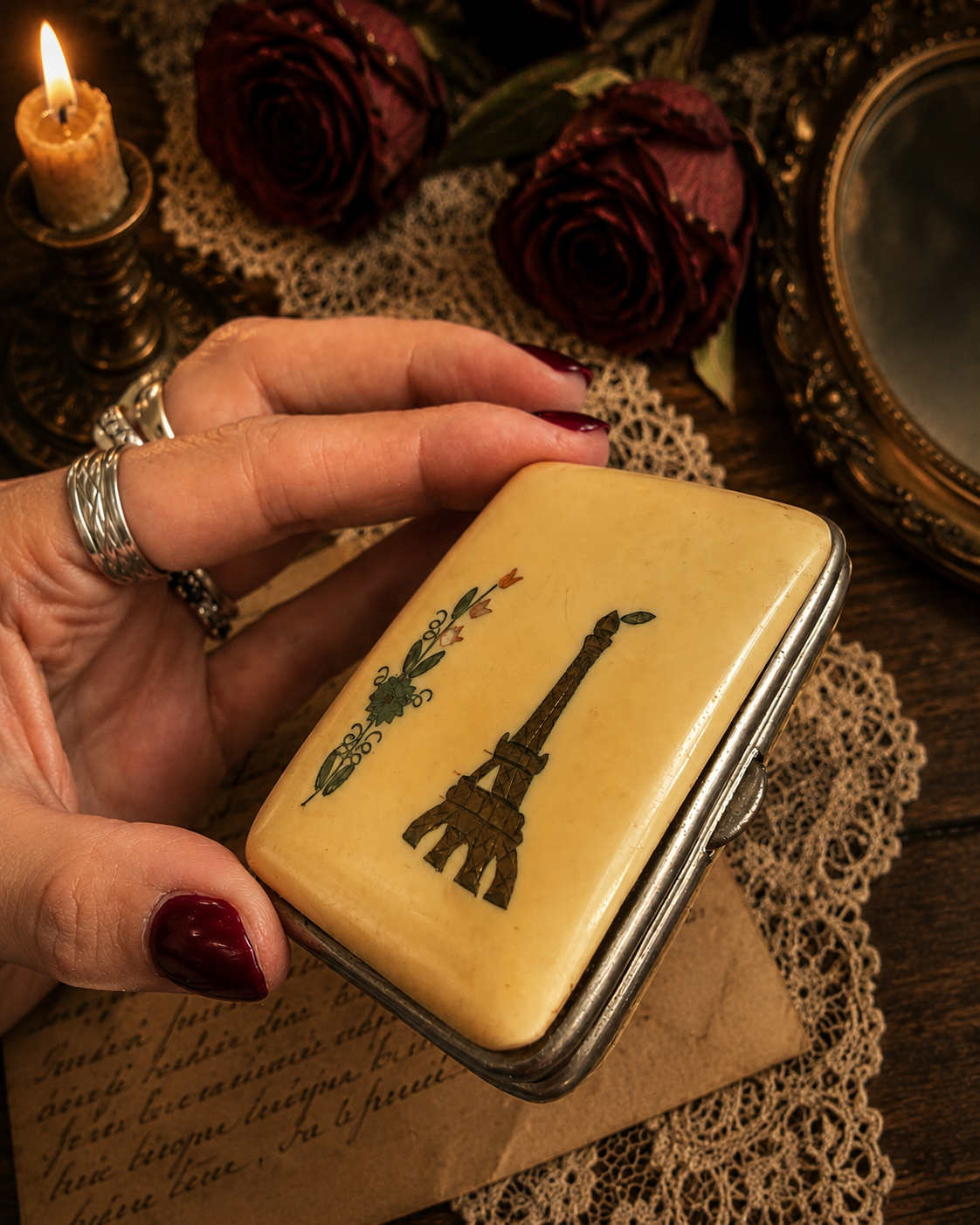 Antico borsellino kiss lock anni ‘30 in bachelite con Tour Eiffel