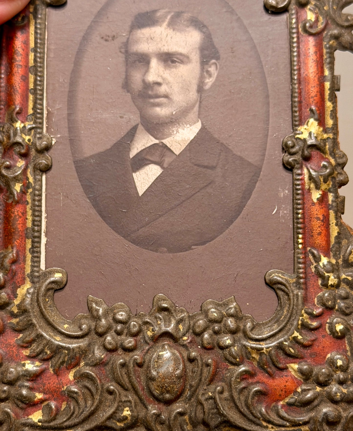 Antico ritratto da salotto ca 1880 in cornice a volute coeva