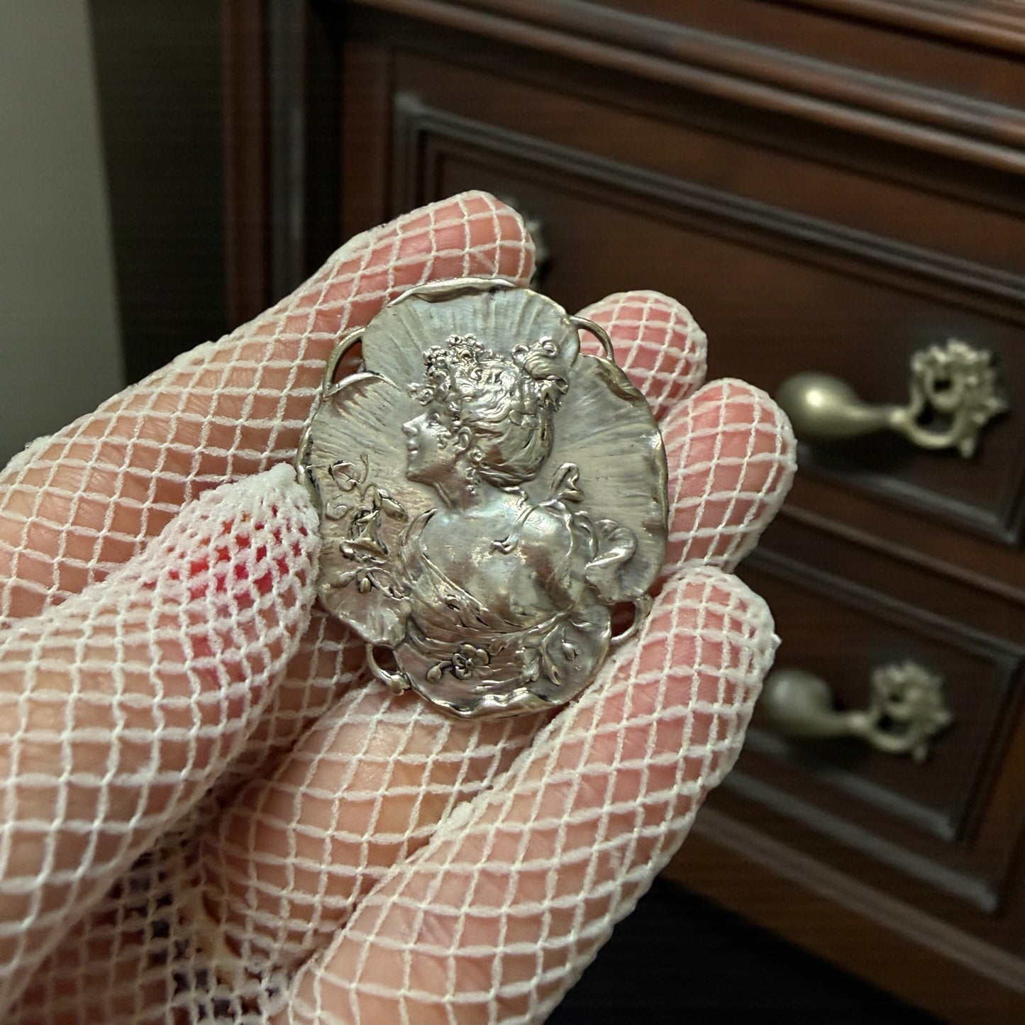 Fibbia Liberty 1900 a guisa di viola del pensiero con donna, adattata a spilla negli anni ‘40