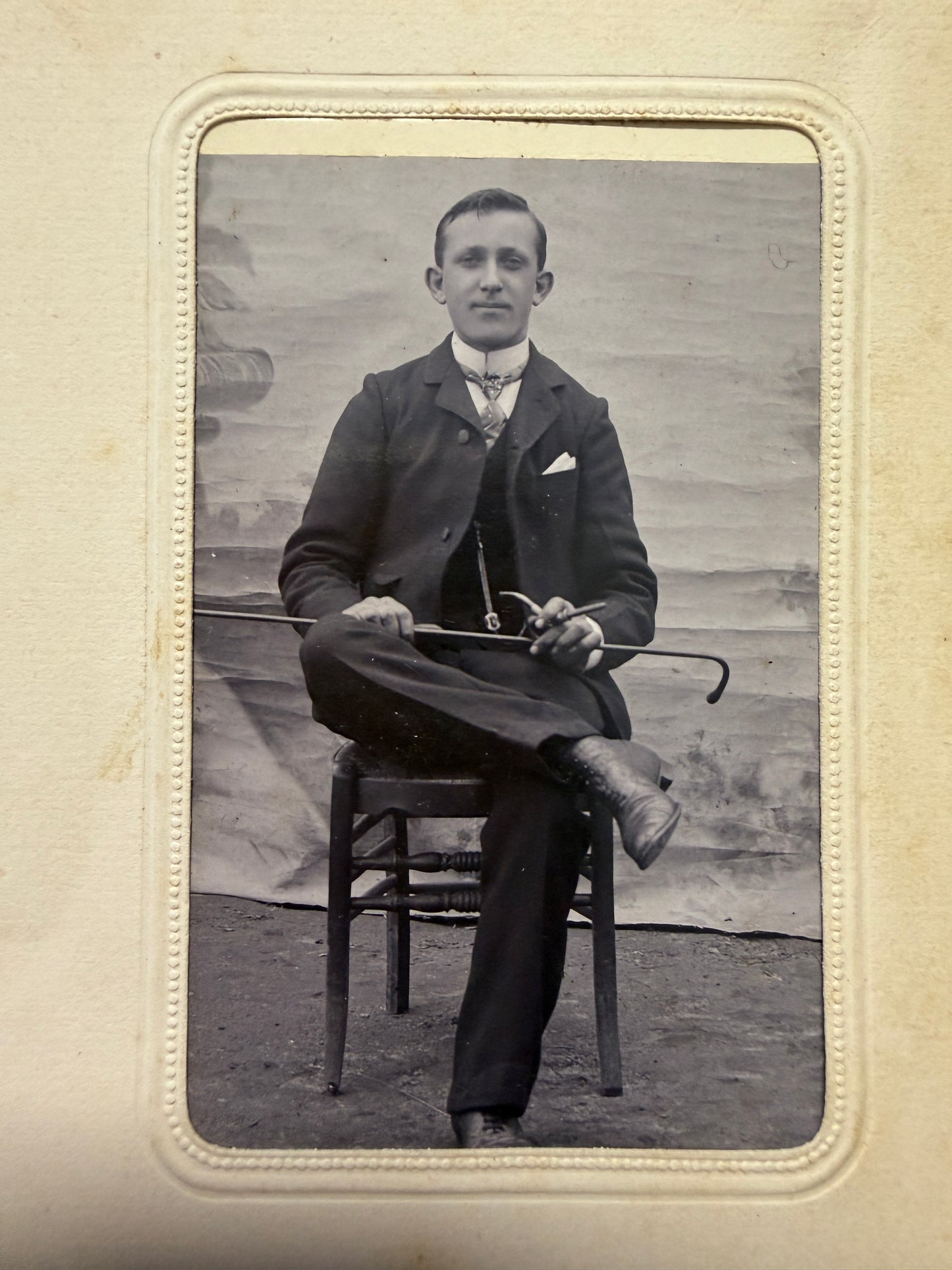 Antico album gothic revival 1895-1905 ca con 17 antichi ritratti