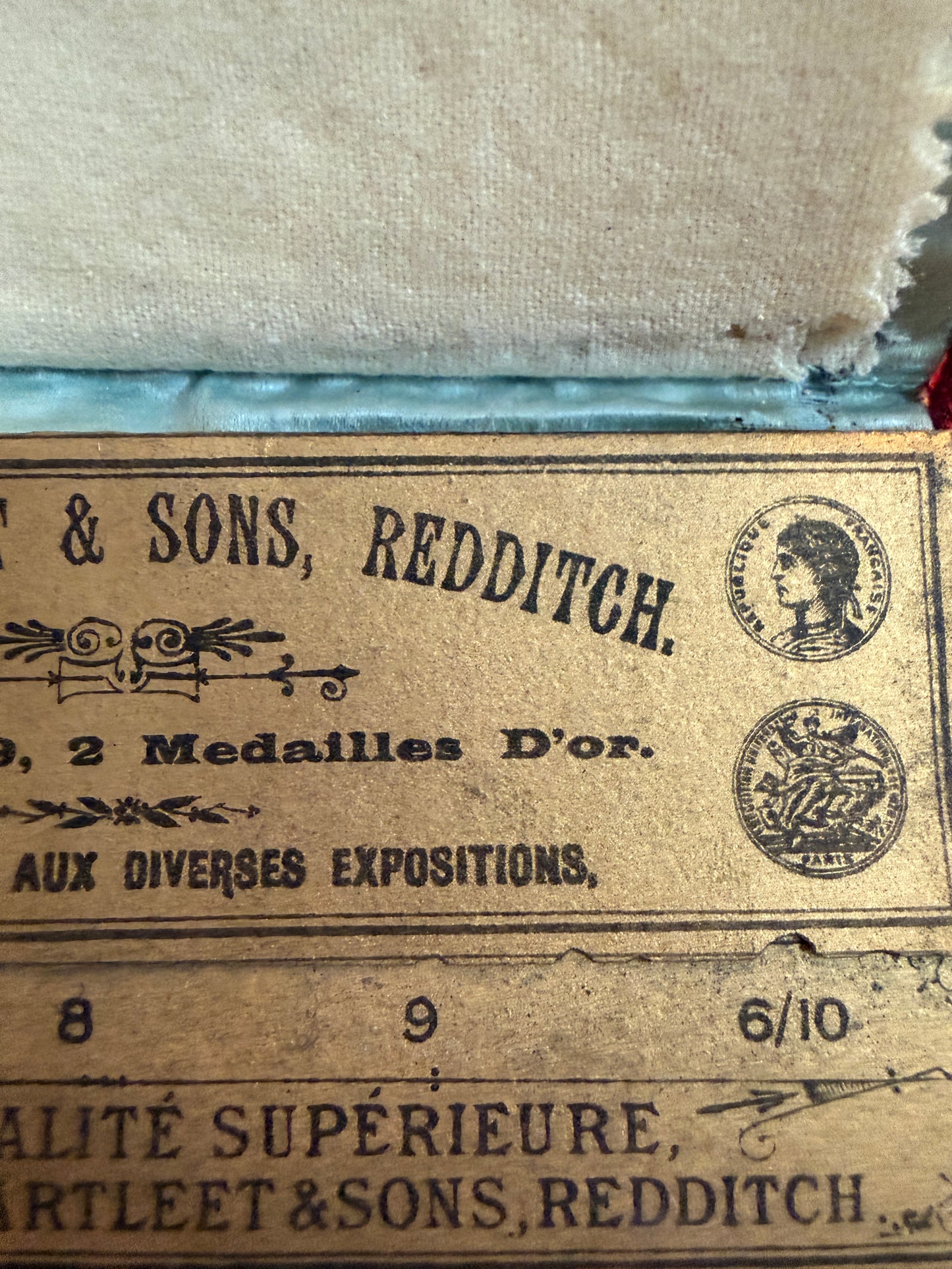 Porta aghi needle case in seta dipinta a mano, fine ‘800, astuccio con cartonato originale interno