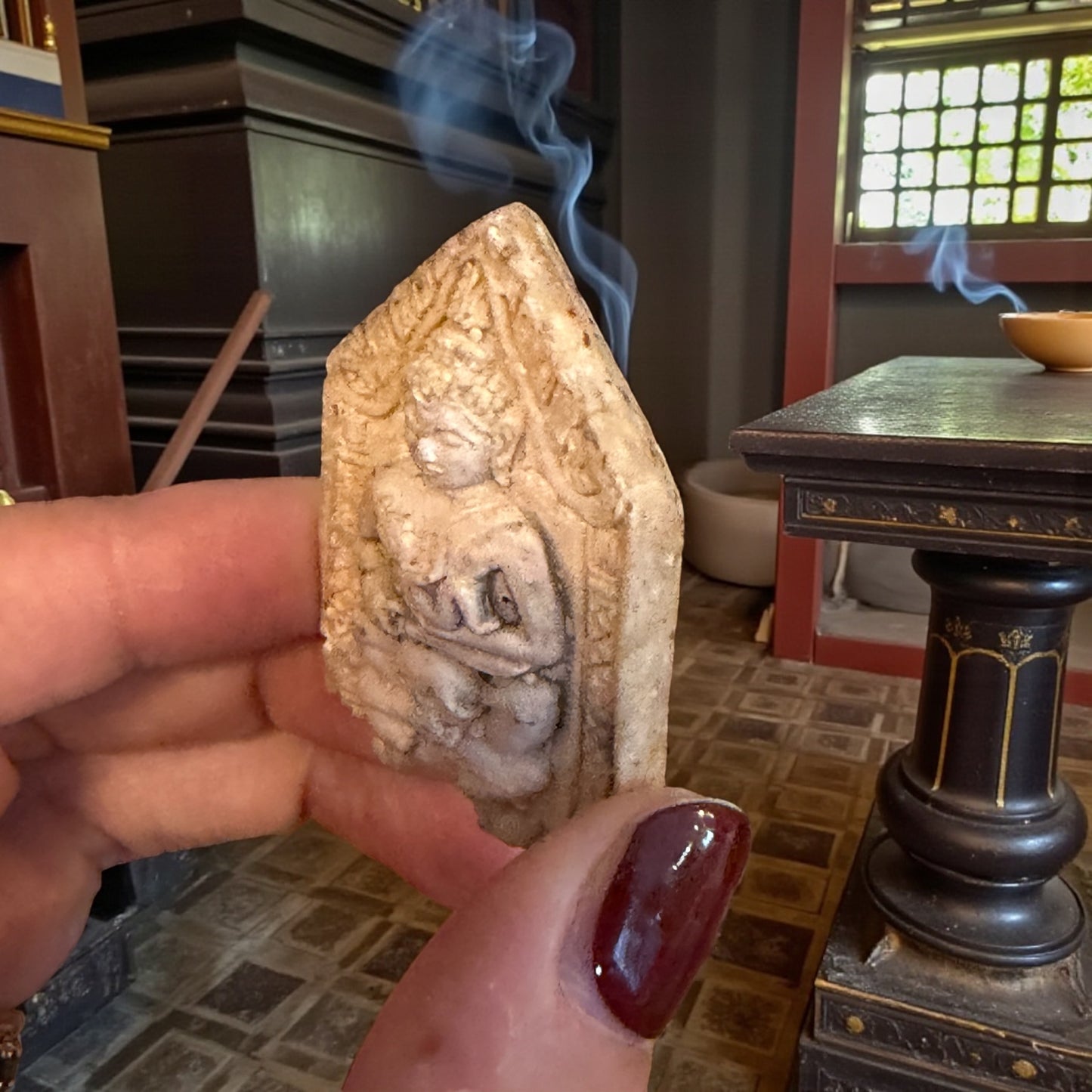 Amuleto thailandese con spirito protettore e teschio, vanitas