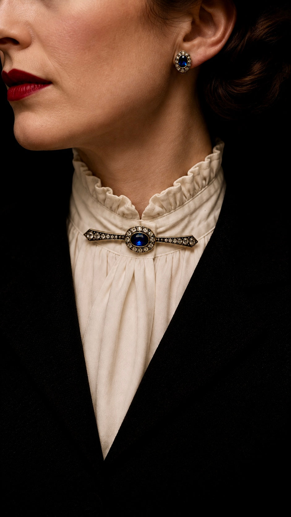 Luminosa parure fine anni ‘40, spilla a barretta e orecchini clip con cristalli e cabochons blu profondo
