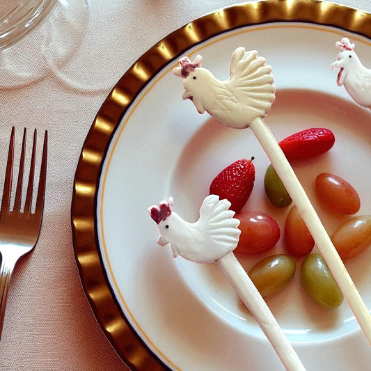 Set di 4 spilloni da tavola toothpicks in osso, fine ‘800 primo ‘900 a guisa di Gallo
