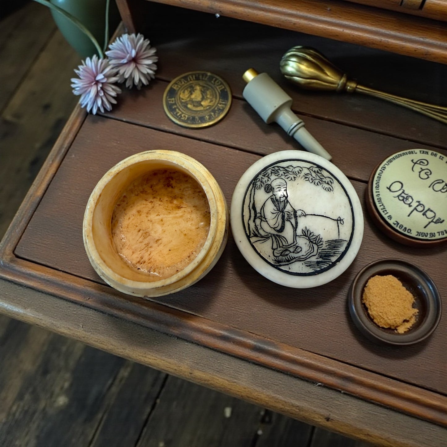 Piccolo contenitore in osso inciso da scrittoio per ceralacca, ‘800, chinoiserie