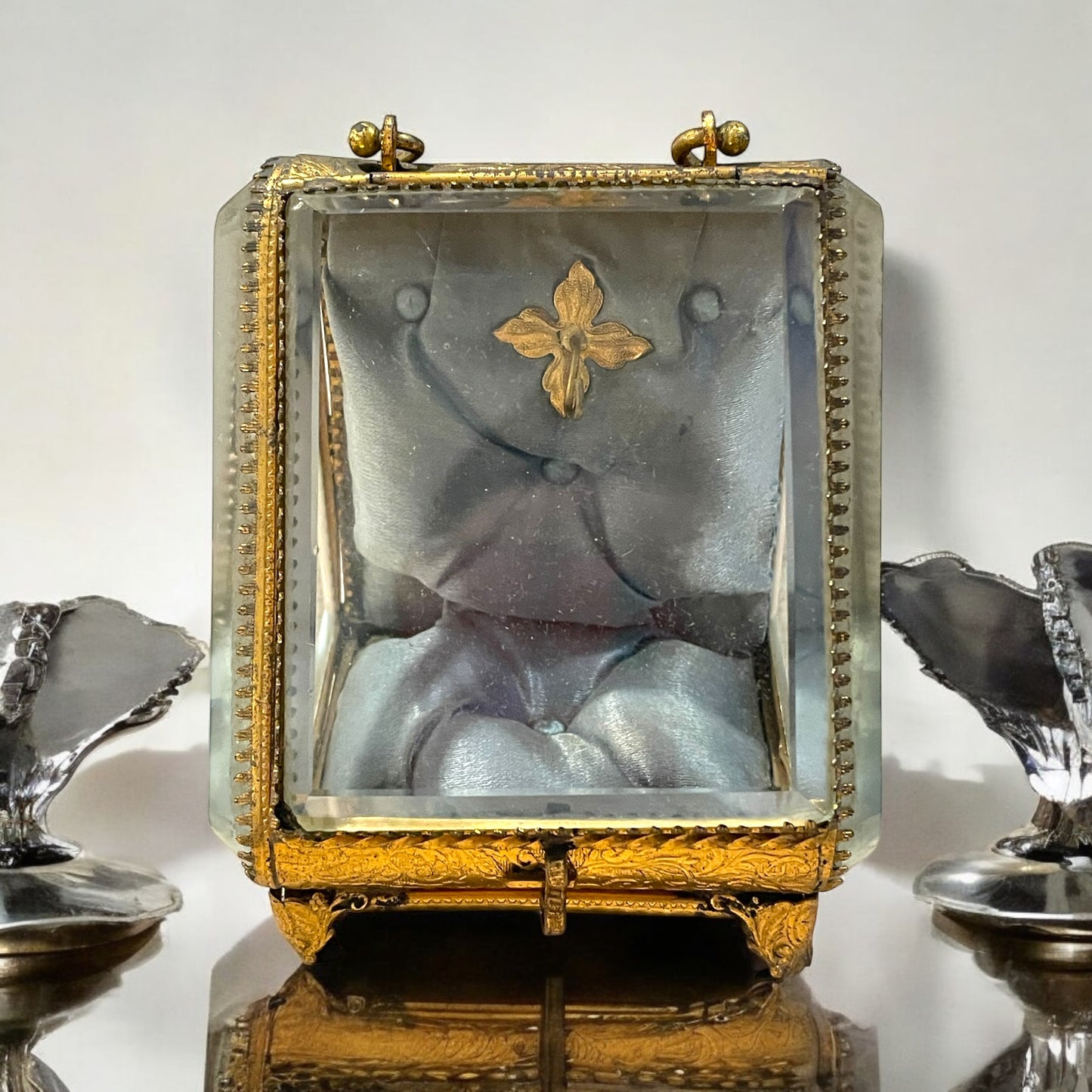 Antico espositore a vetrina in vetro molato con raso capitonné, 1890-1910