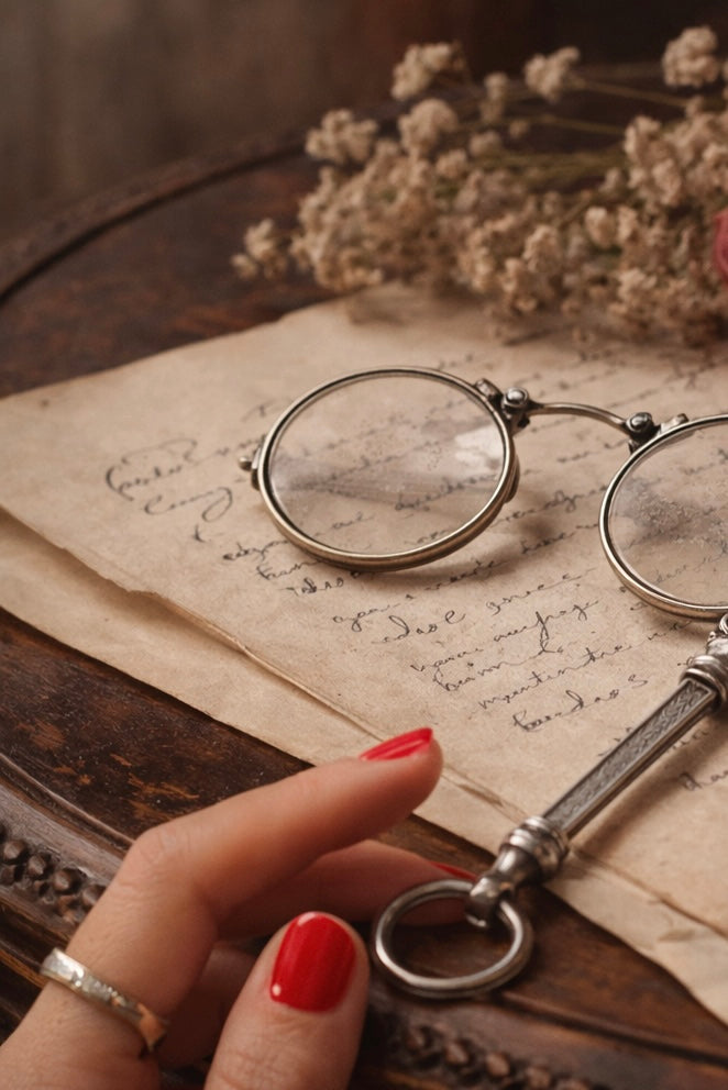 Occhiali lunettes da opera con manico finemente lavorato, primo ‘900