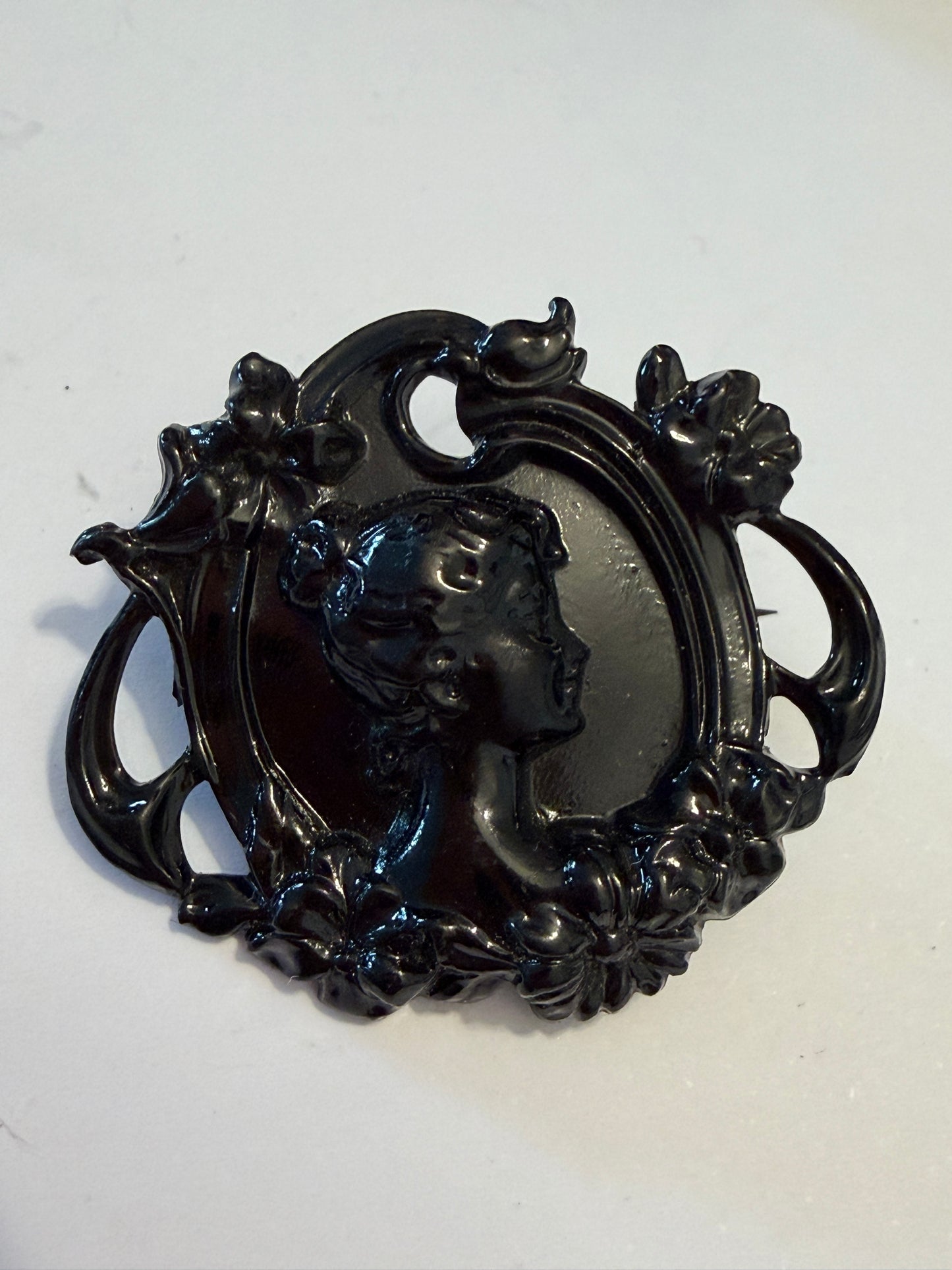 Spilla “di vedovanza” in lega nero profondo, liberty I WW