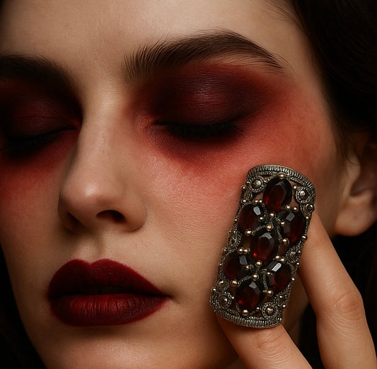 Anello con granati e marcasiti, stile vittoriano, argento