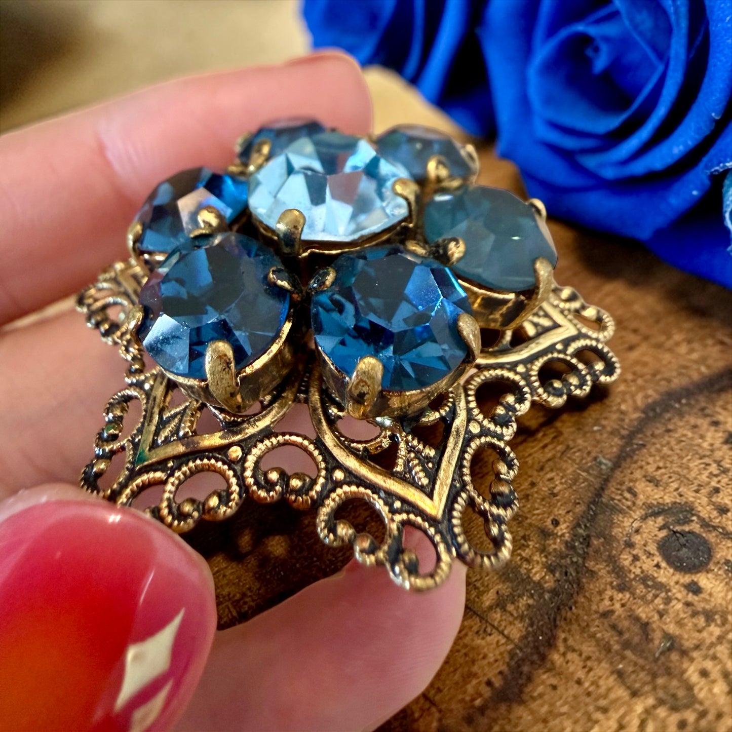 Spilla gioiello vintage cristalli azzurri e blu, anni ‘60