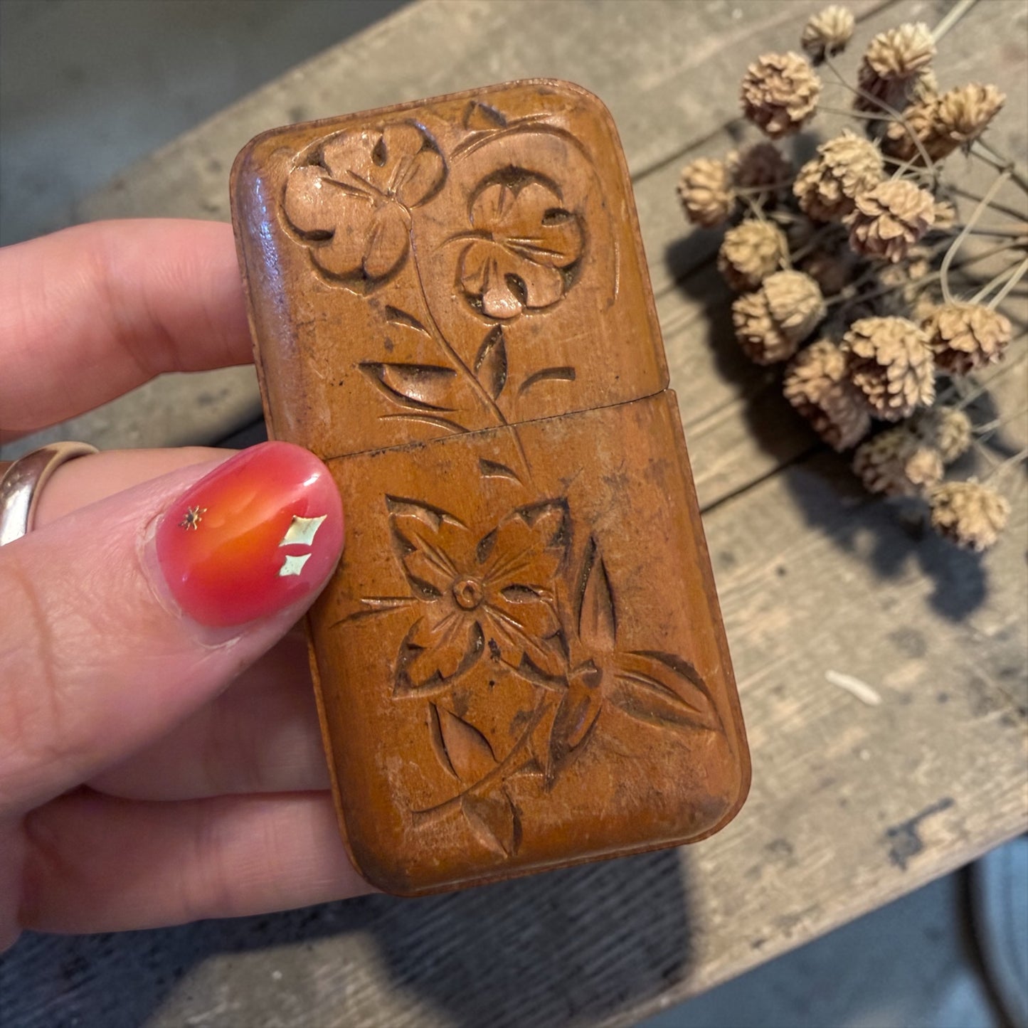Vesta Case antico in legno intagliato, fine ‘800 - primo ‘900 area alpina francese