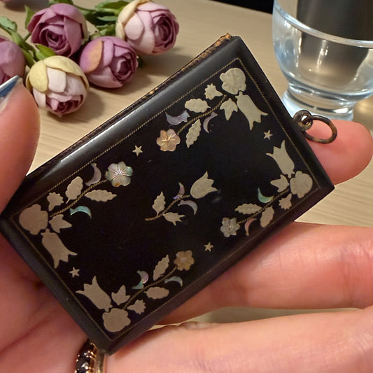 Antico carnet de bal fine ‘800 con decori madreperla e metallo argentato