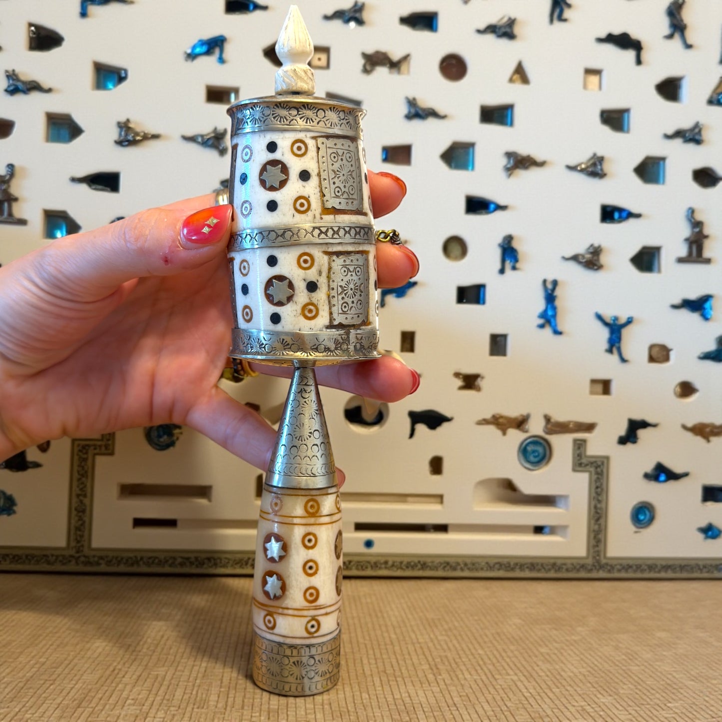 Ruota da preghiera tibetana in osso lavorato e decorato