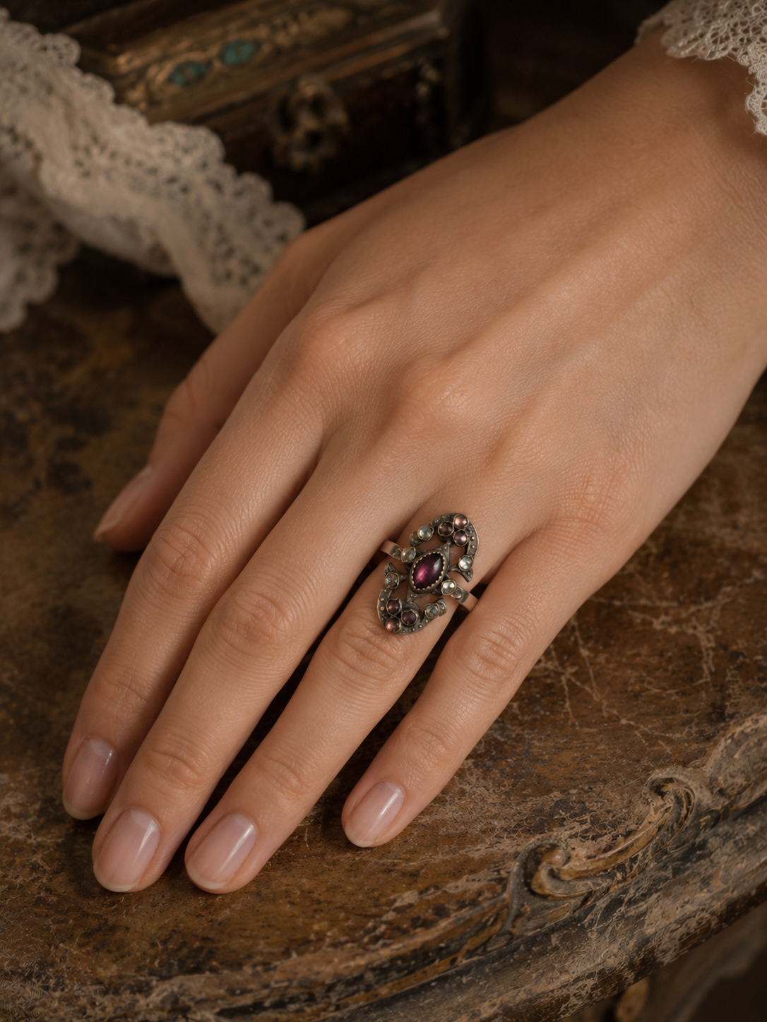 Anello con gambo in argento contemporaneo e parte lavorata antica liberty