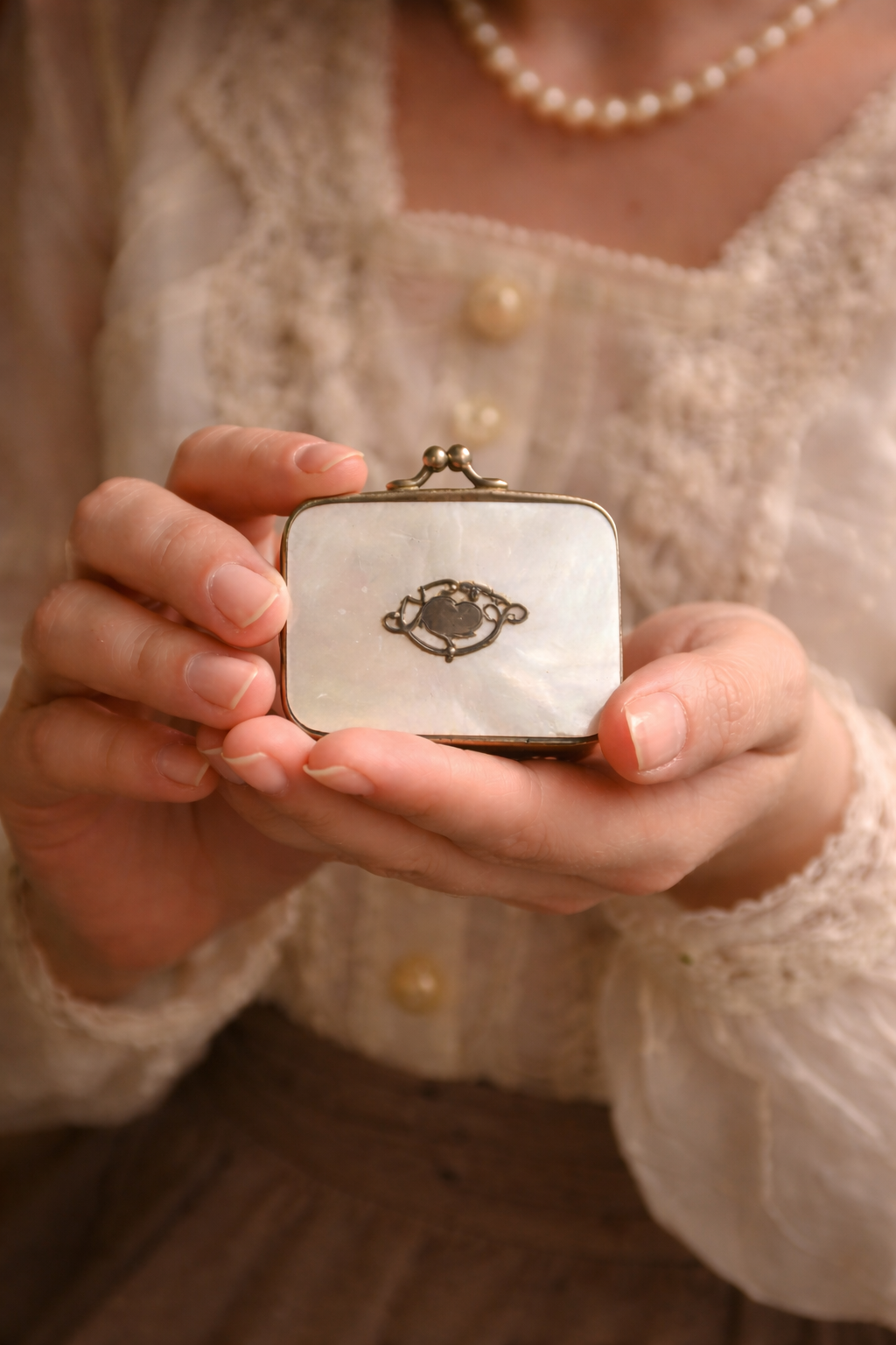 Antico porta monete Liberty anni ‘10-‘20 in madreperla, a scomparti, con fregio e chiusura argentati