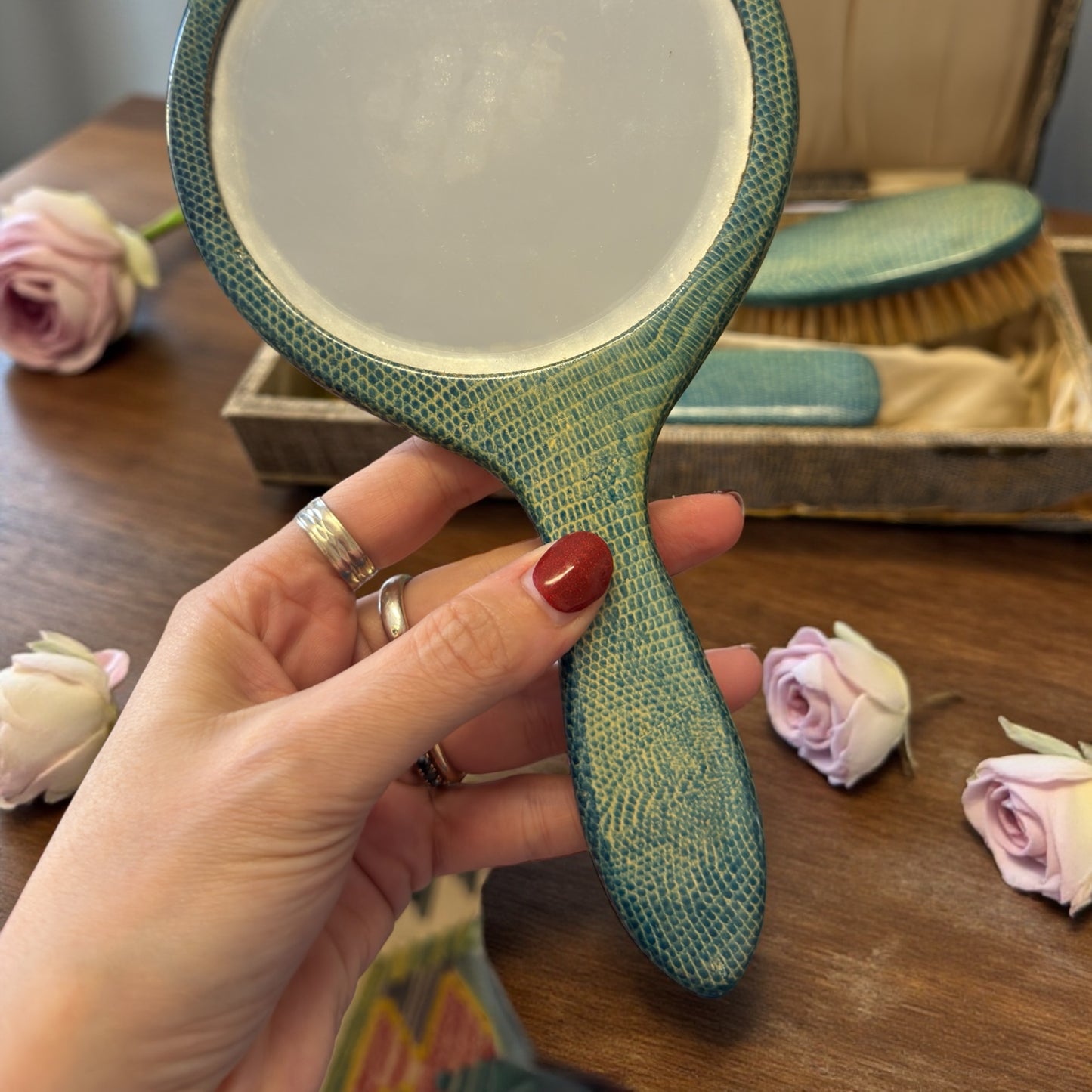 Set da toeletta in valigetta, finta pelle turchese, manifattura inglese “Sembla” fine anni ‘40