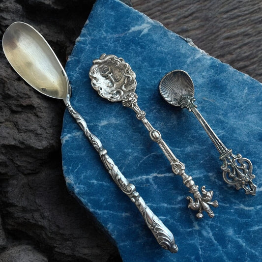 Tris antichi cucchiai d’argento da collezione, 1800-1900