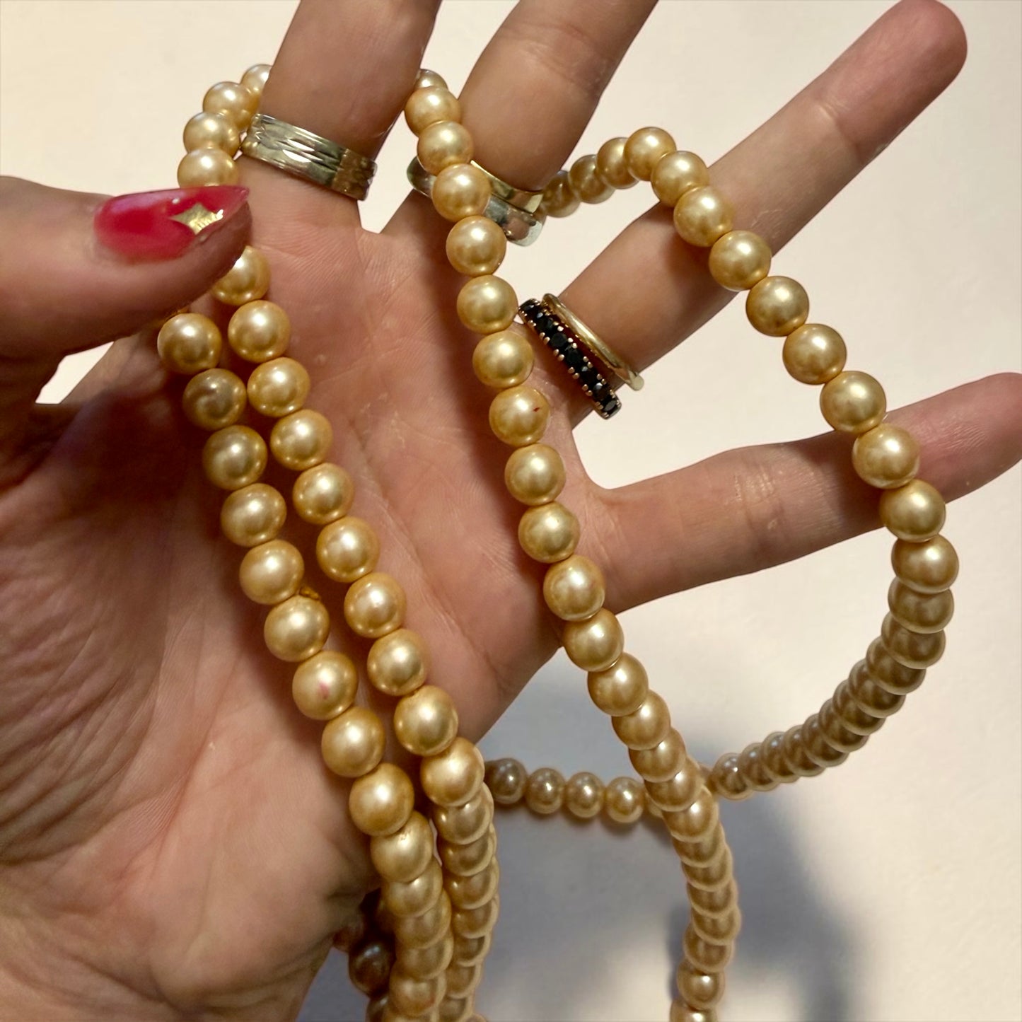 Collana sautoir lunga 1,5 metri art déco anni ‘20 in perle di vetro, chiusura navetta bagnata in oro